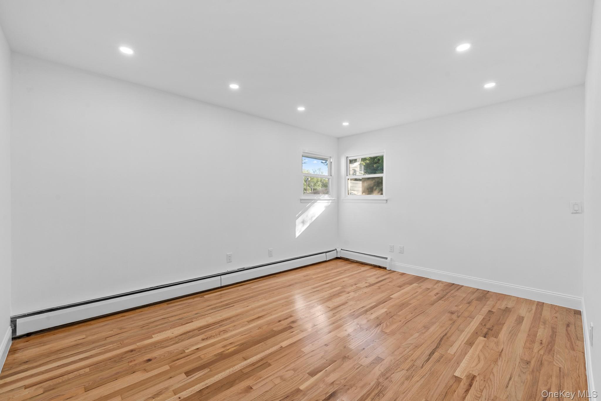 18918 Tioga Dr, Saint Albans, NY 11412