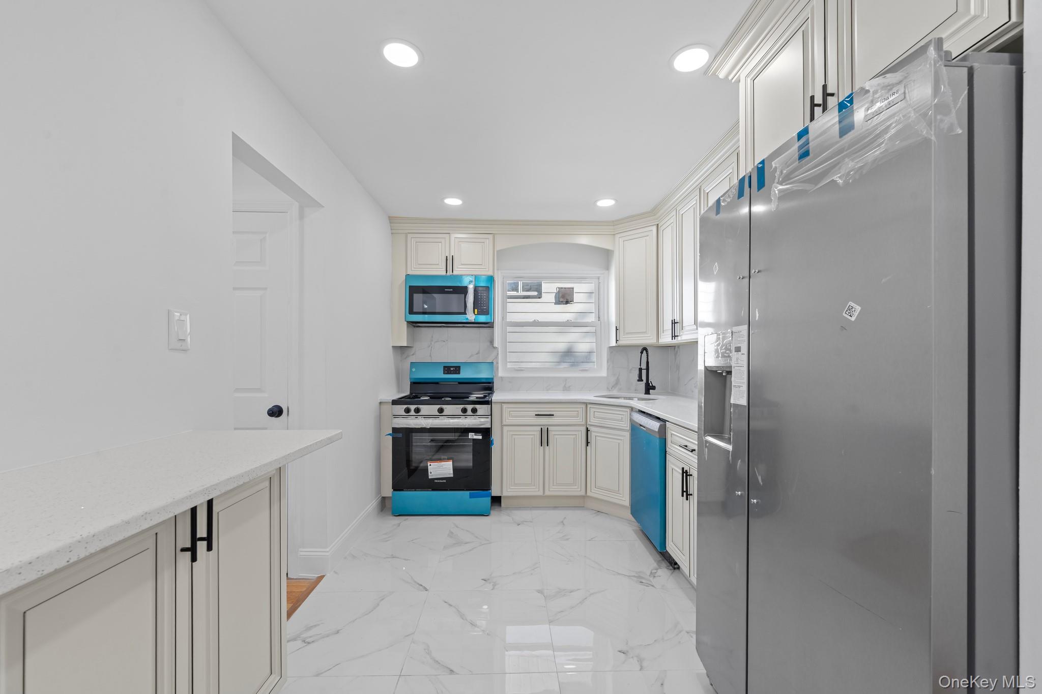 18918 Tioga Dr, Saint Albans, NY 11412