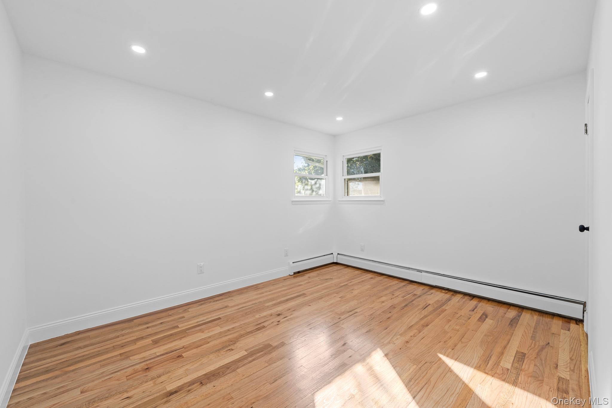 18918 Tioga Dr, Saint Albans, NY 11412