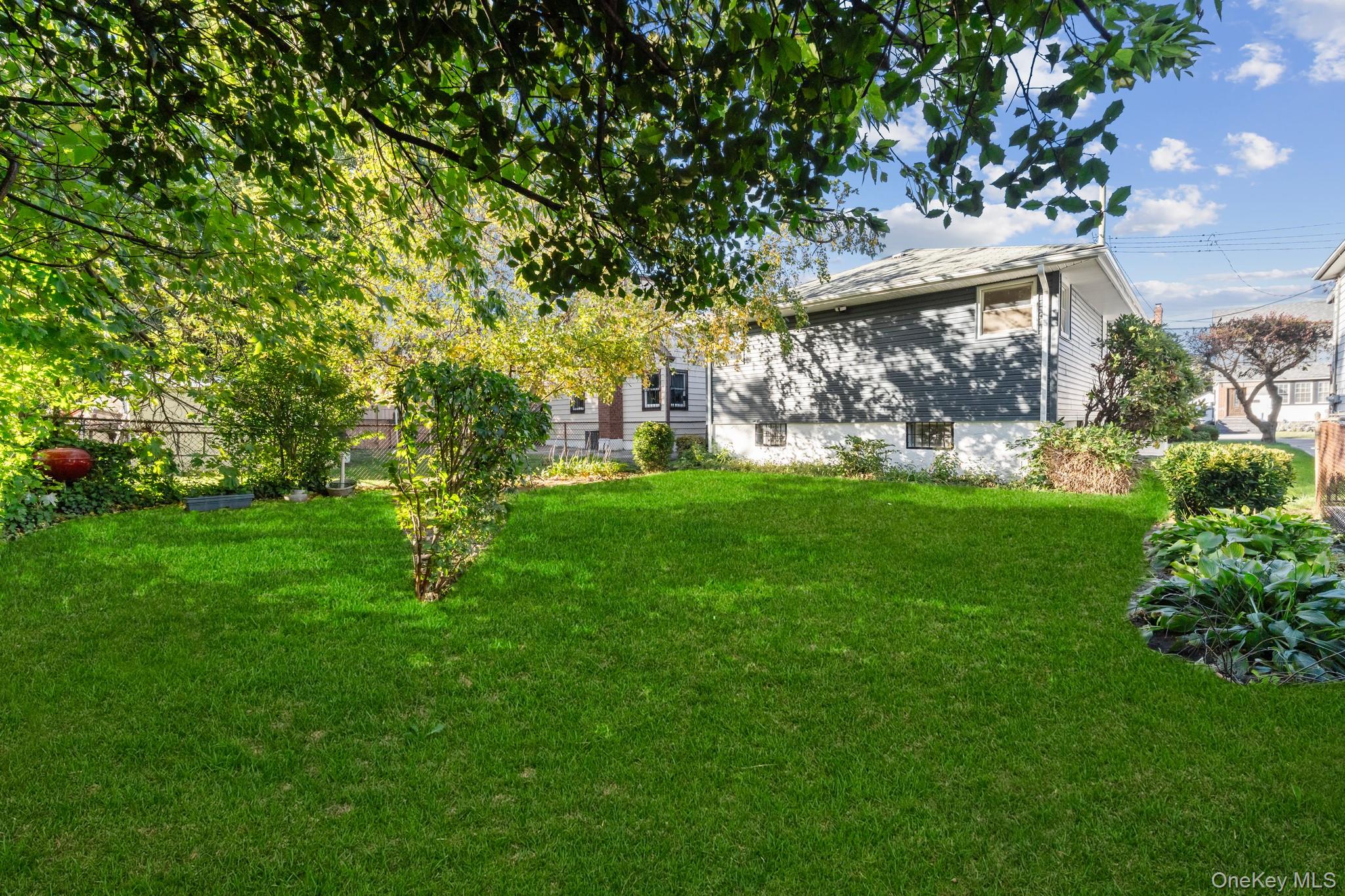 18918 Tioga Dr, Saint Albans, NY 11412