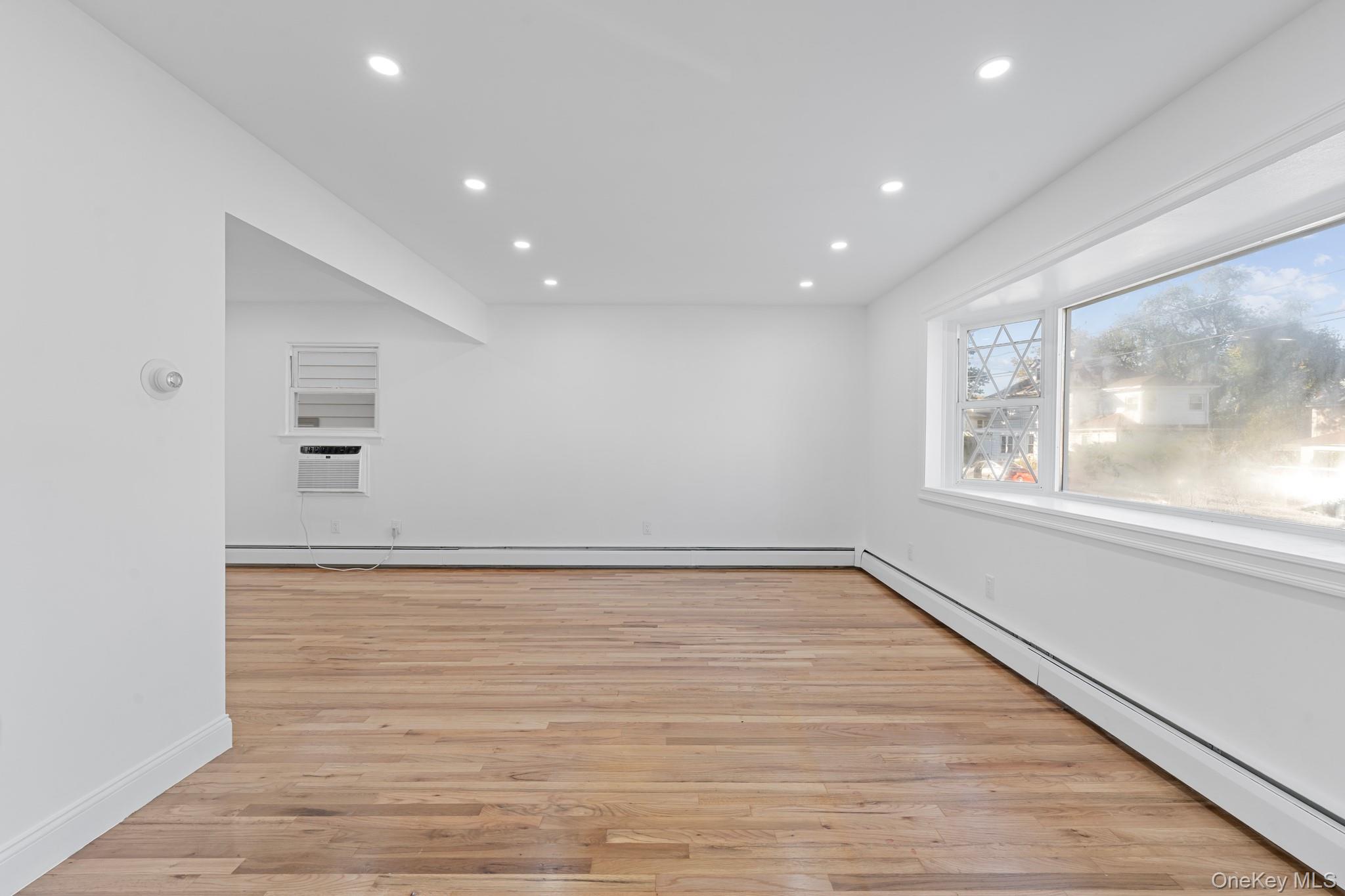 18918 Tioga Dr, Saint Albans, NY 11412