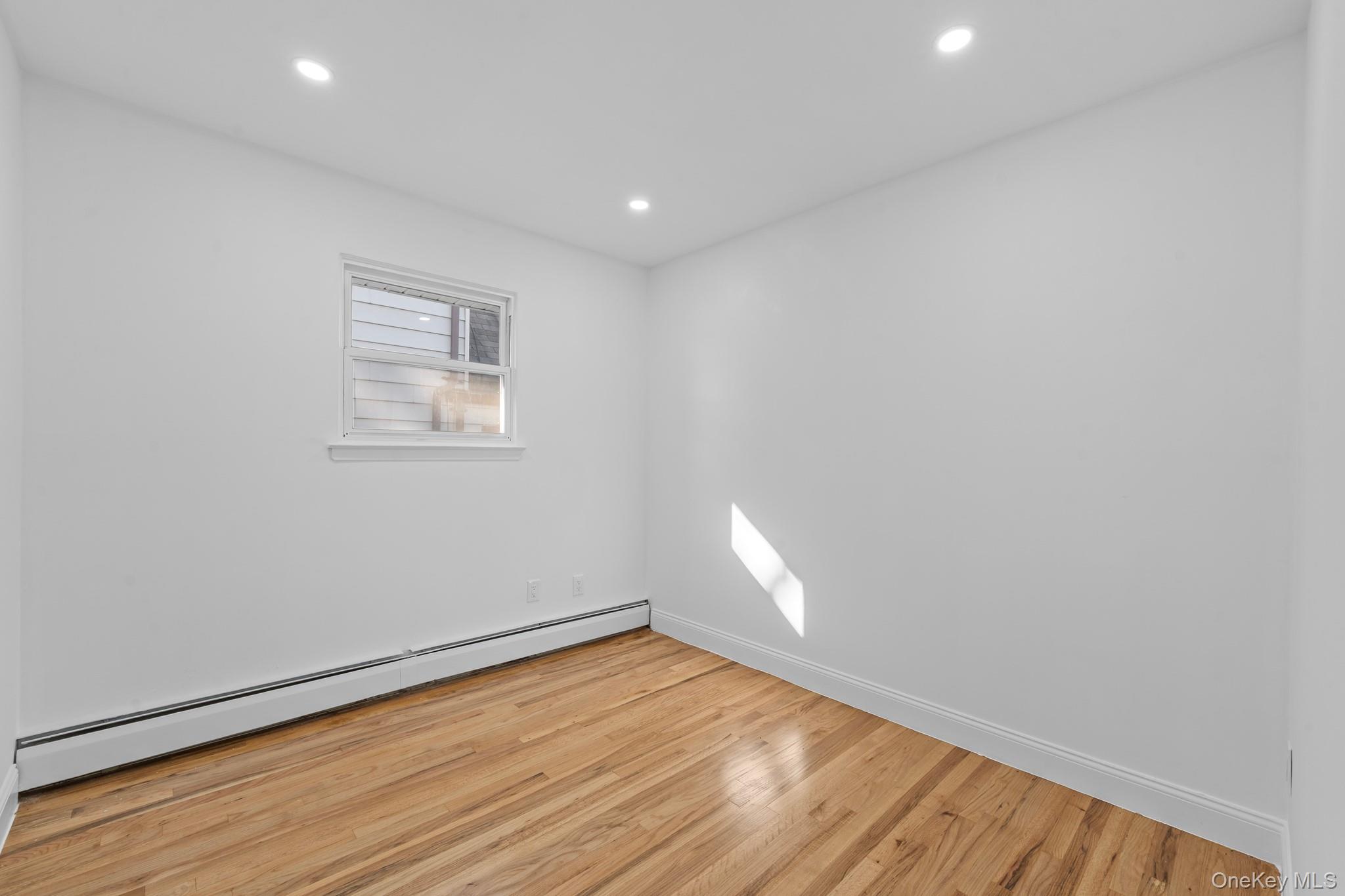 18918 Tioga Dr, Saint Albans, NY 11412