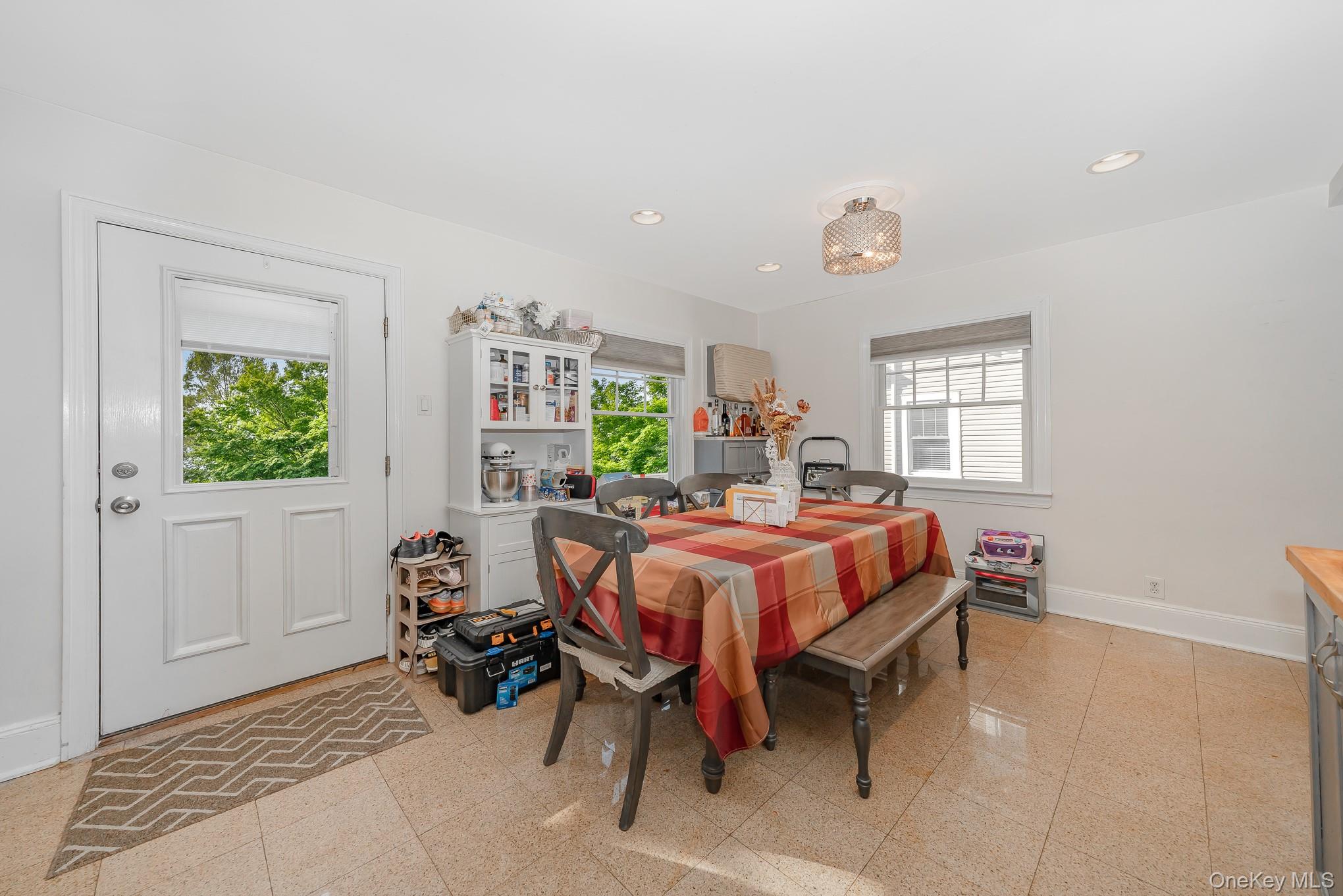 10 Pansy Avenue, Floral Park, NY 11001