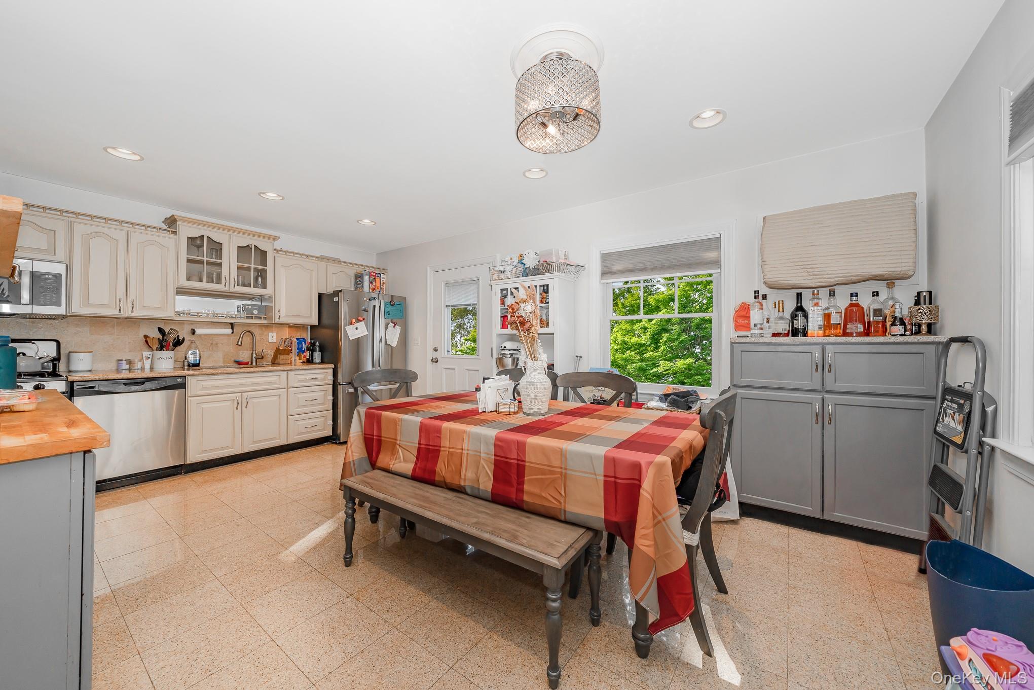 10 Pansy Avenue, Floral Park, NY 11001