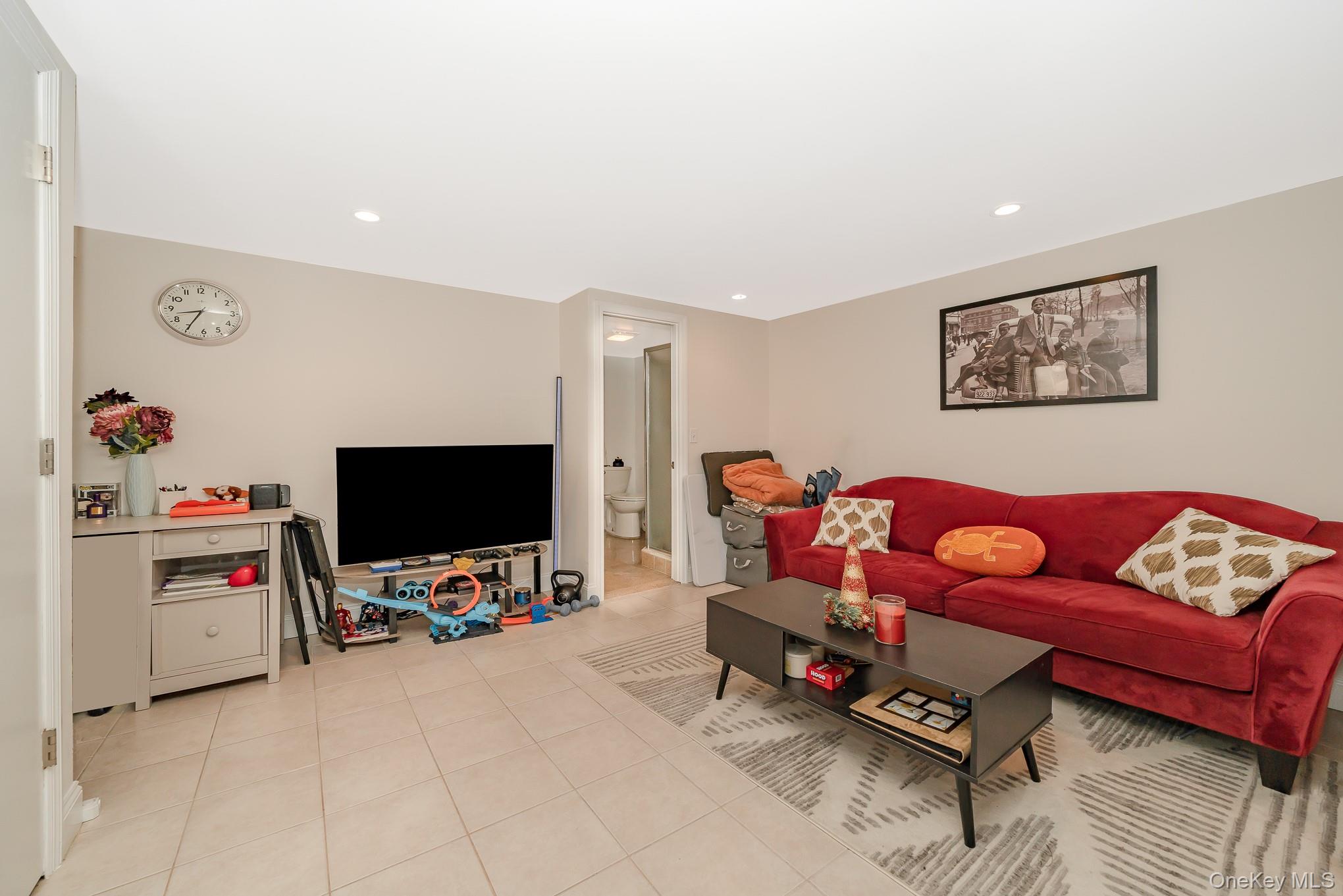 10 Pansy Avenue, Floral Park, NY 11001