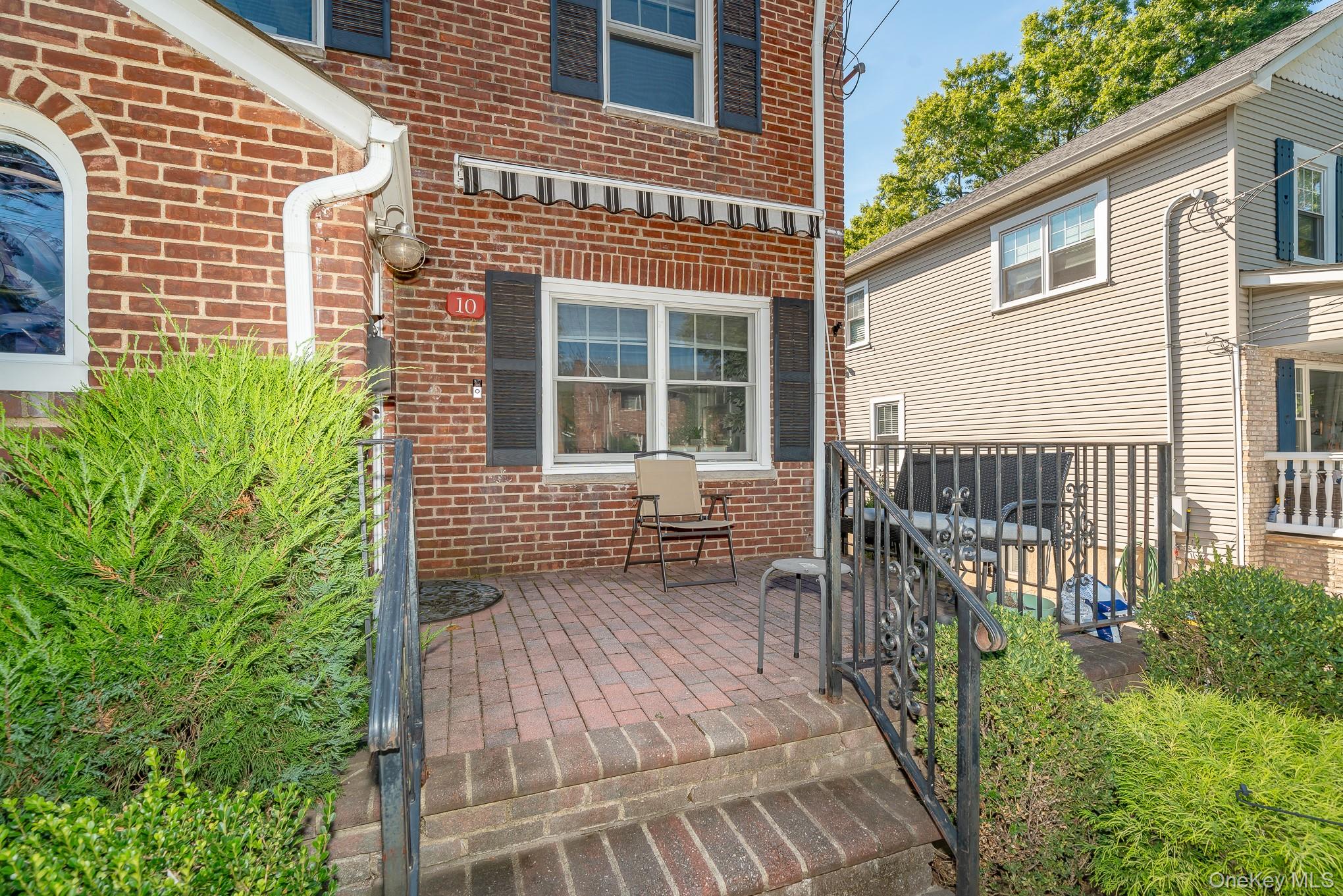 10 Pansy Avenue, Floral Park, NY 11001