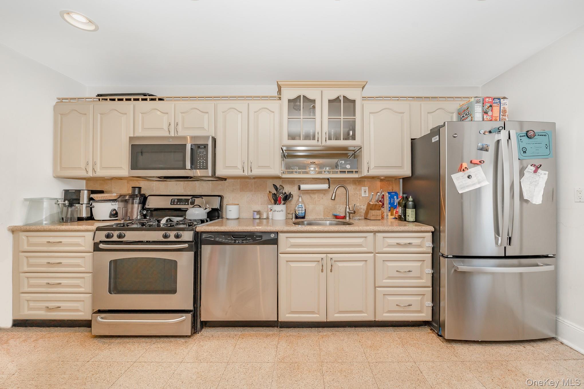 10 Pansy Avenue, Floral Park, NY 11001