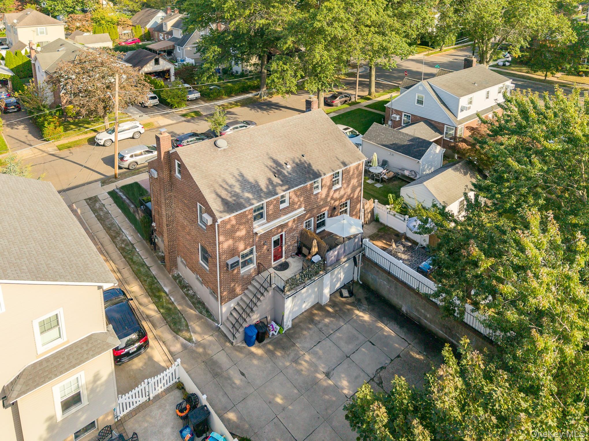 10 Pansy Avenue, Floral Park, NY 11001