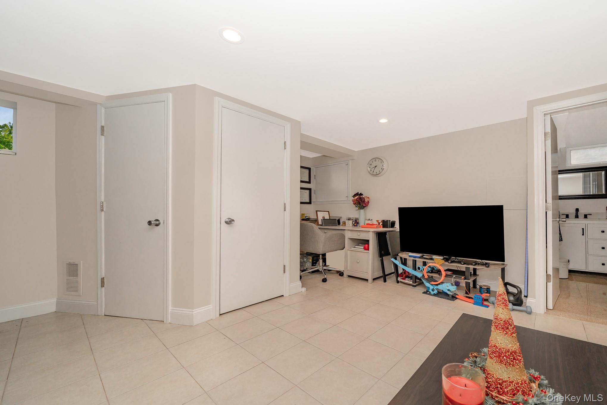 10 Pansy Avenue, Floral Park, NY 11001