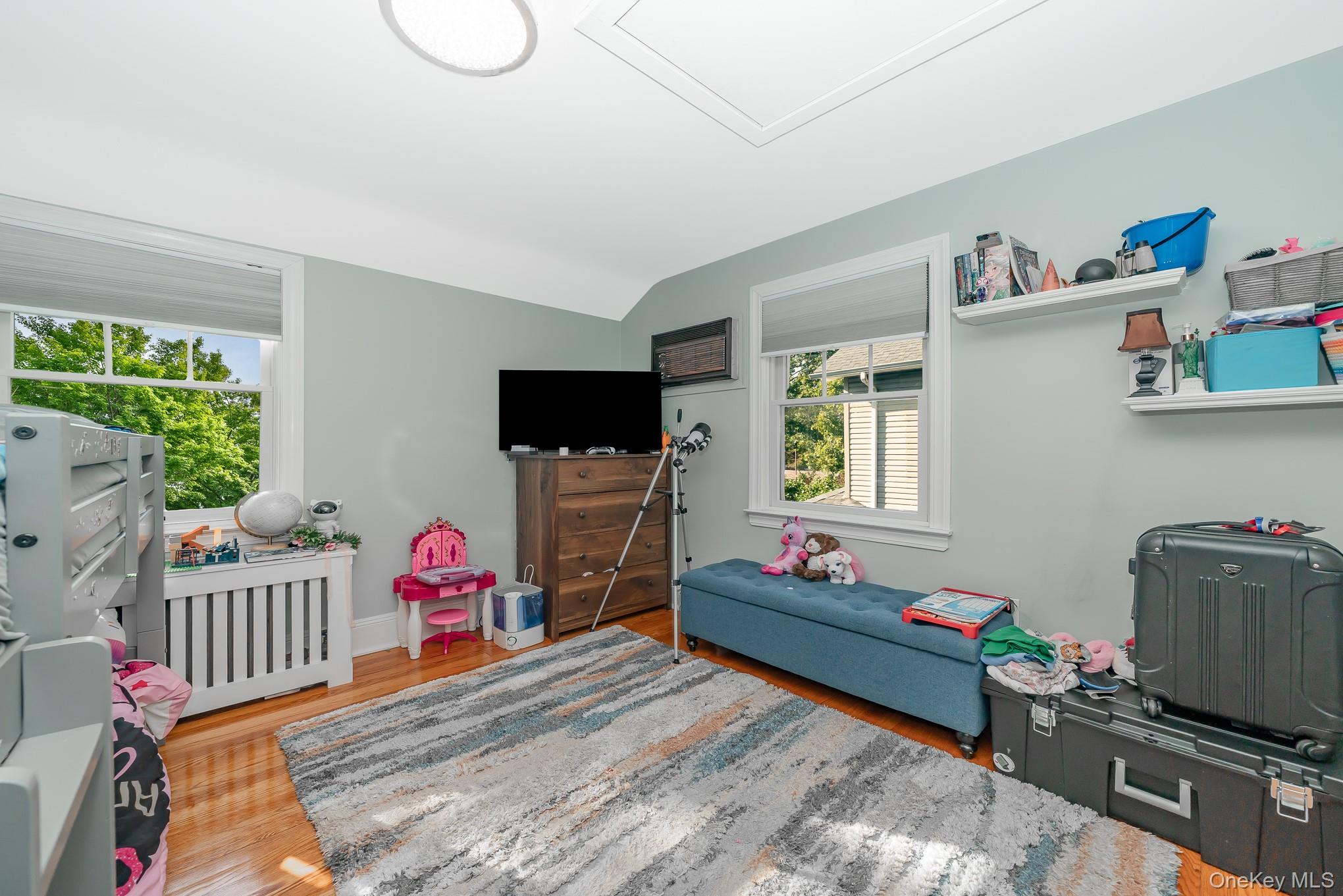 10 Pansy Avenue, Floral Park, NY 11001