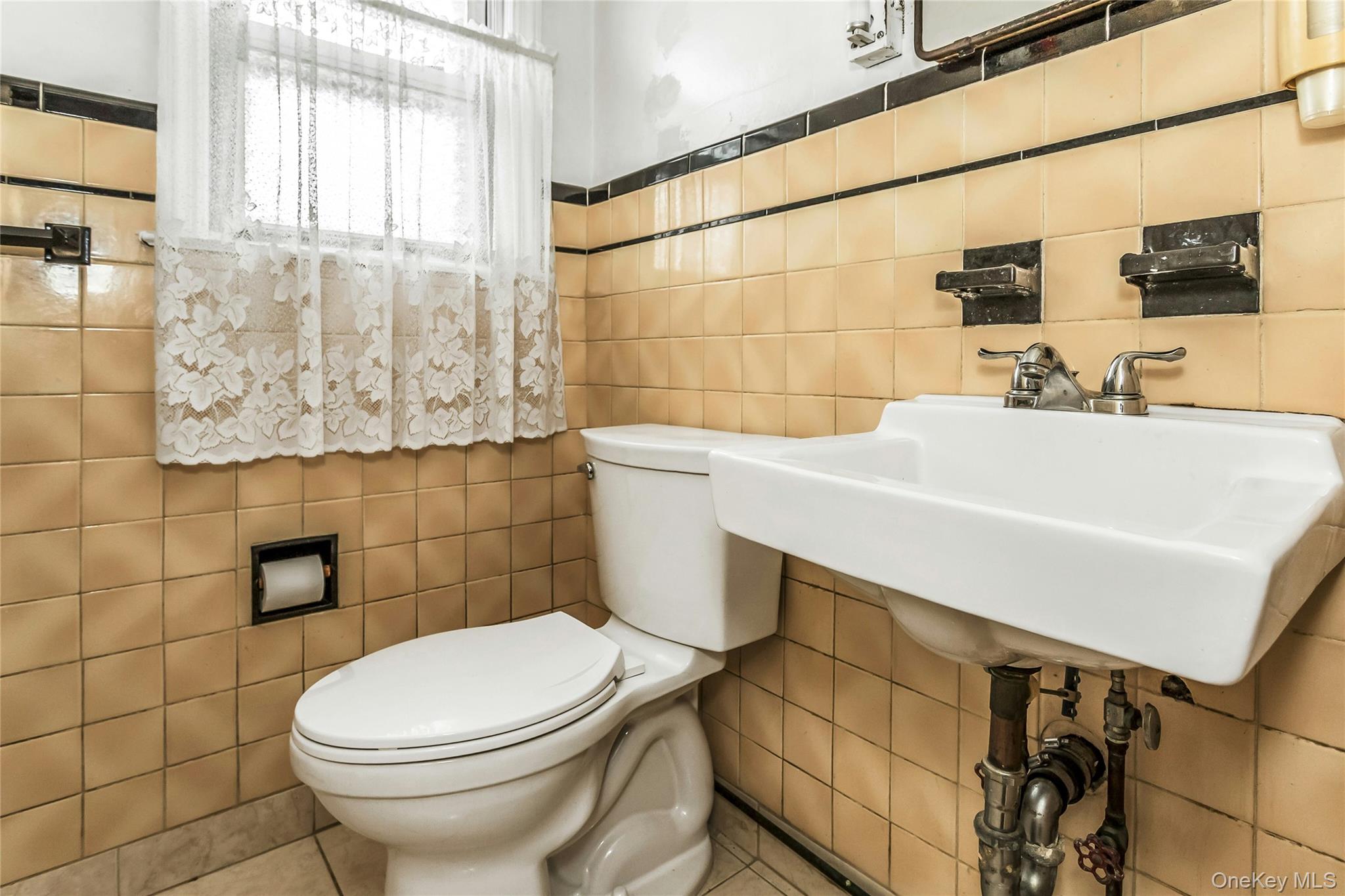 830 Davis Avenue, Uniondale, NY 11553