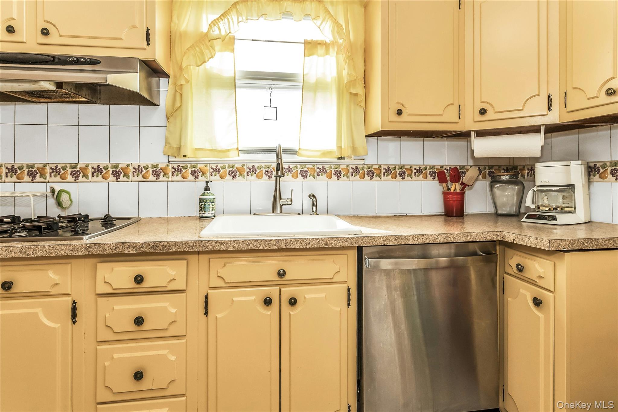 830 Davis Avenue, Uniondale, NY 11553