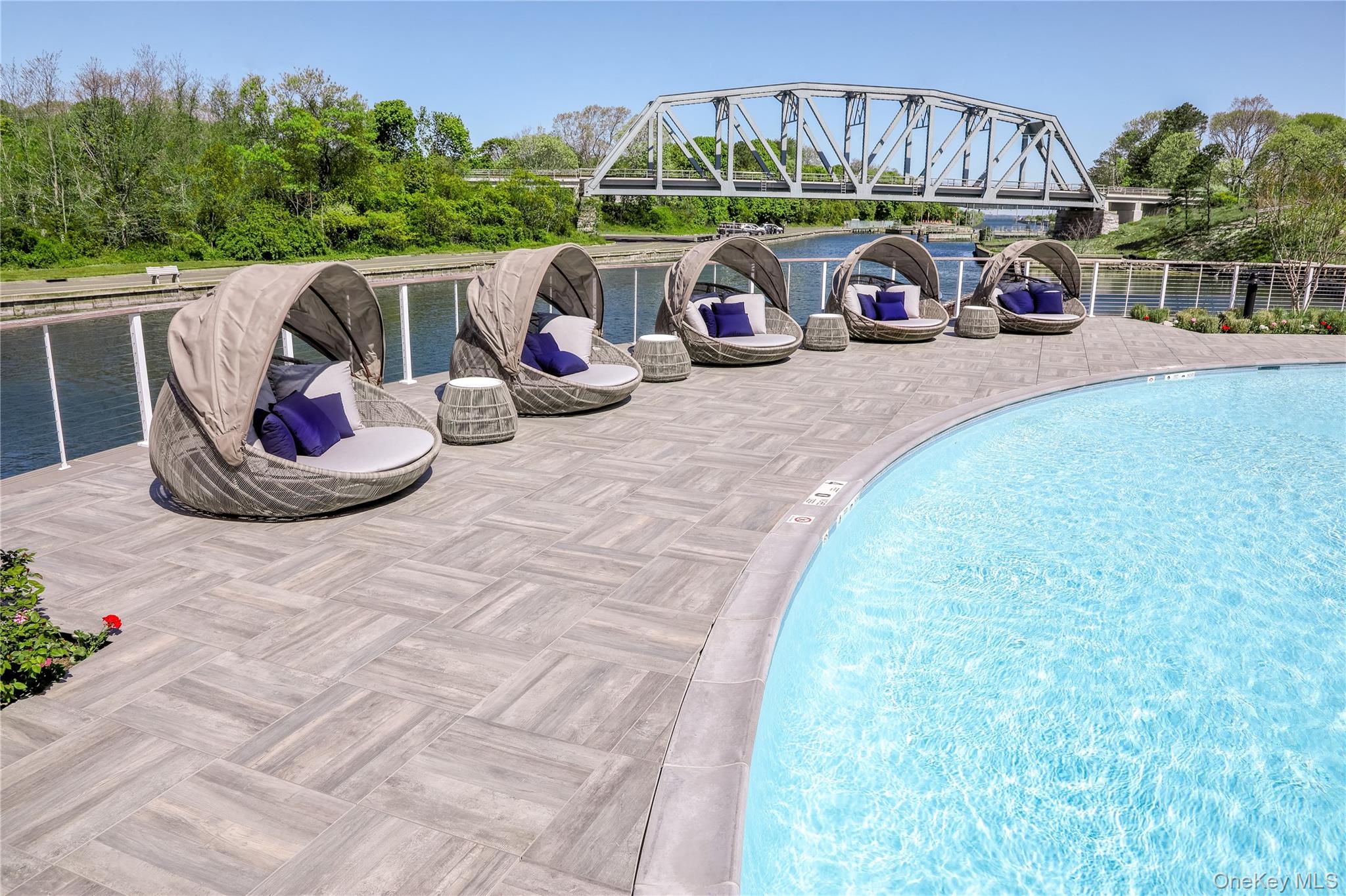 3 Old Boathouse Lane S, Hampton Bays, NY 11946