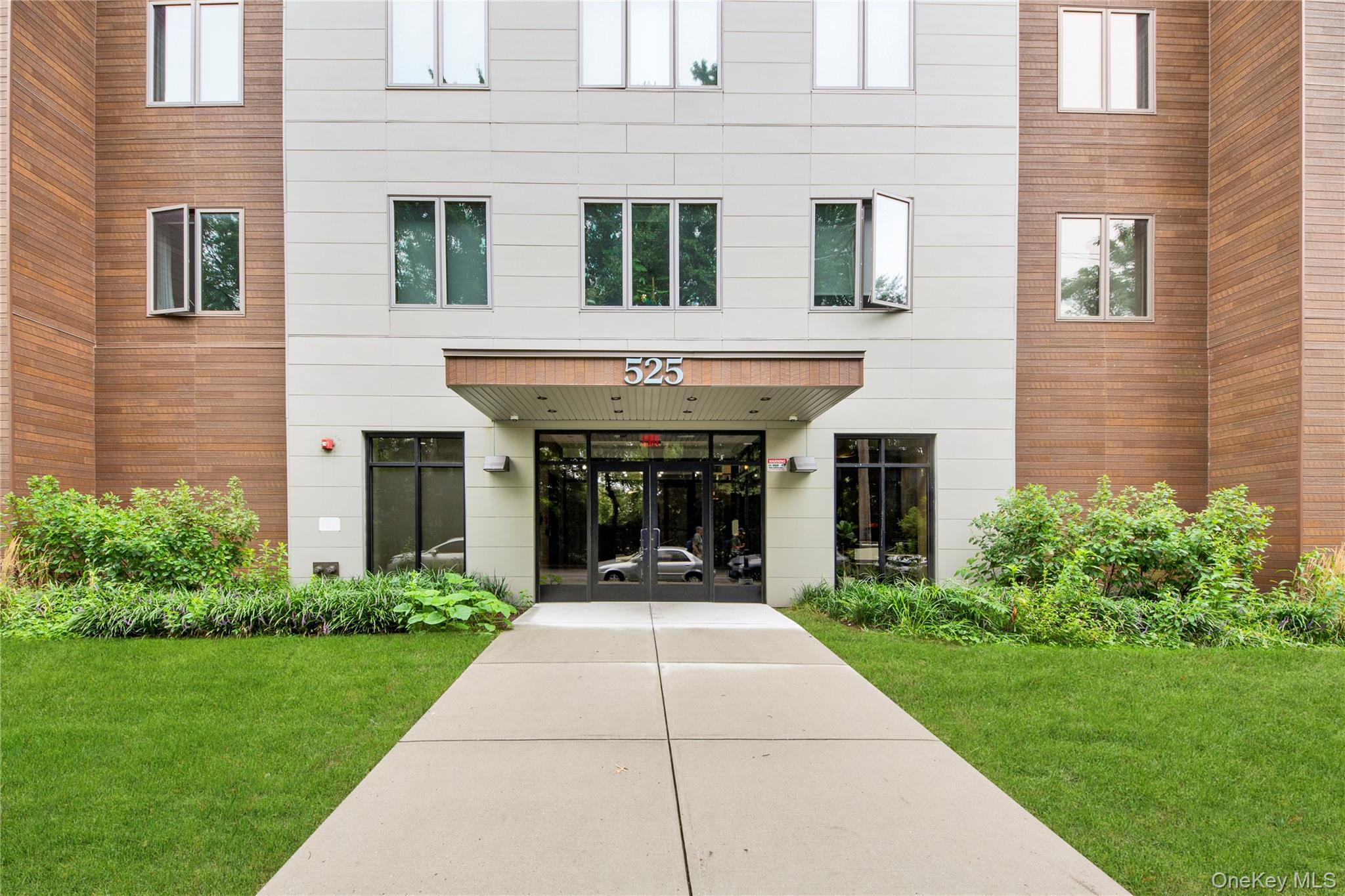 525 NORTH MACQUESTEN PARKWAY, Fleetwood, NY 10552