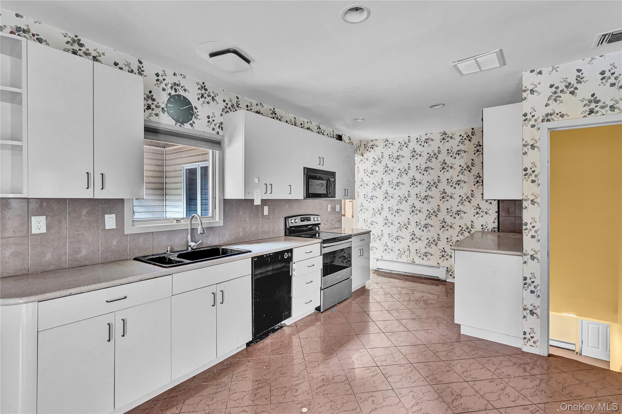 1 Oakleaf Court, Huntington, NY 11743