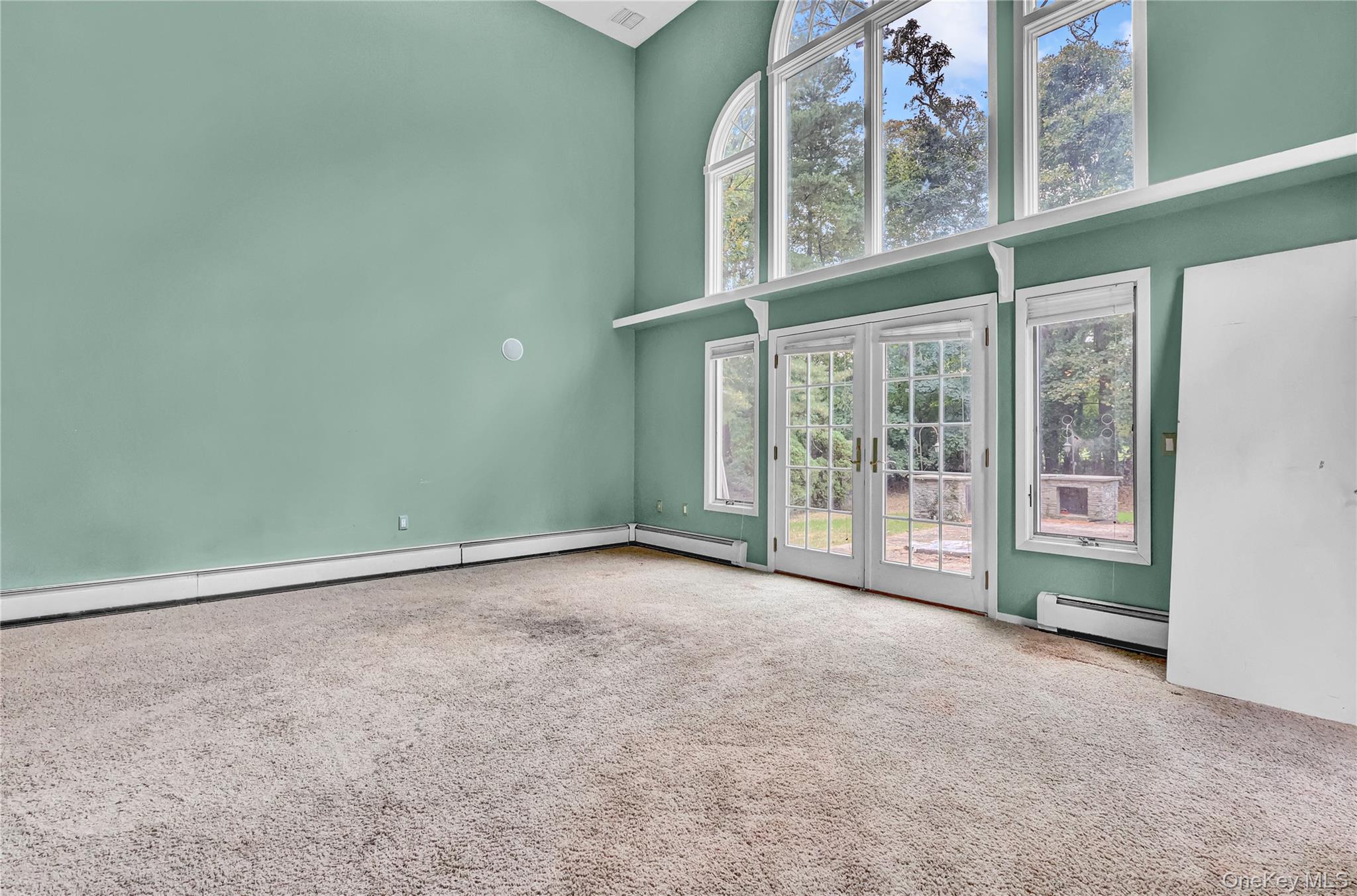 1 Oakleaf Court, Huntington, NY 11743