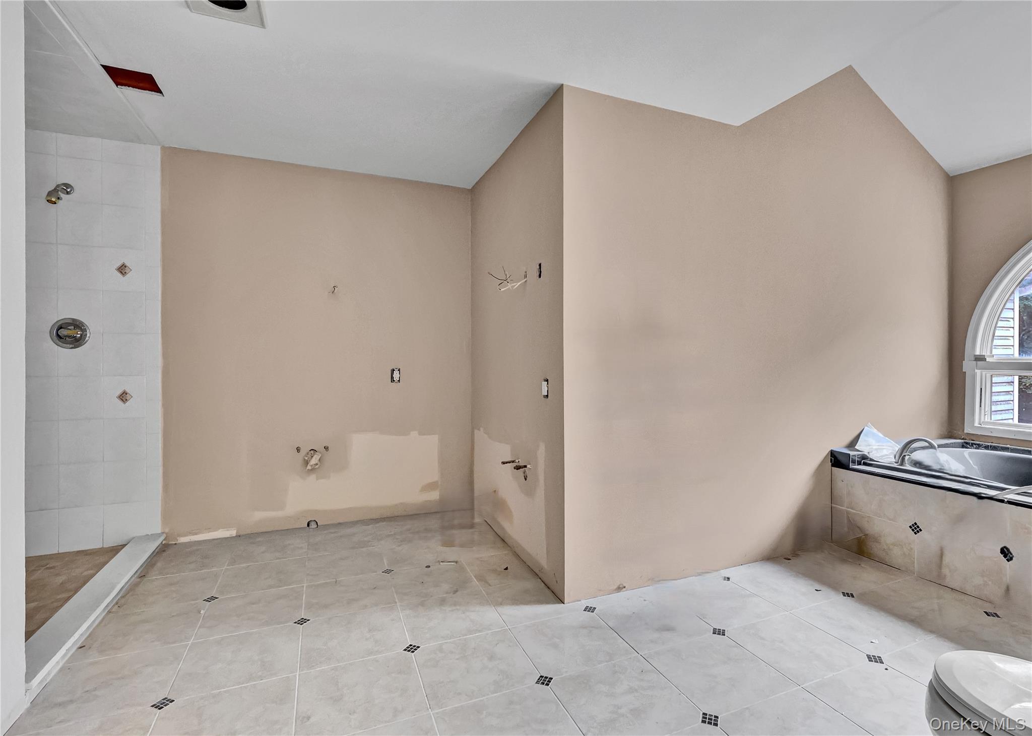 1 Oakleaf Court, Huntington, NY 11743