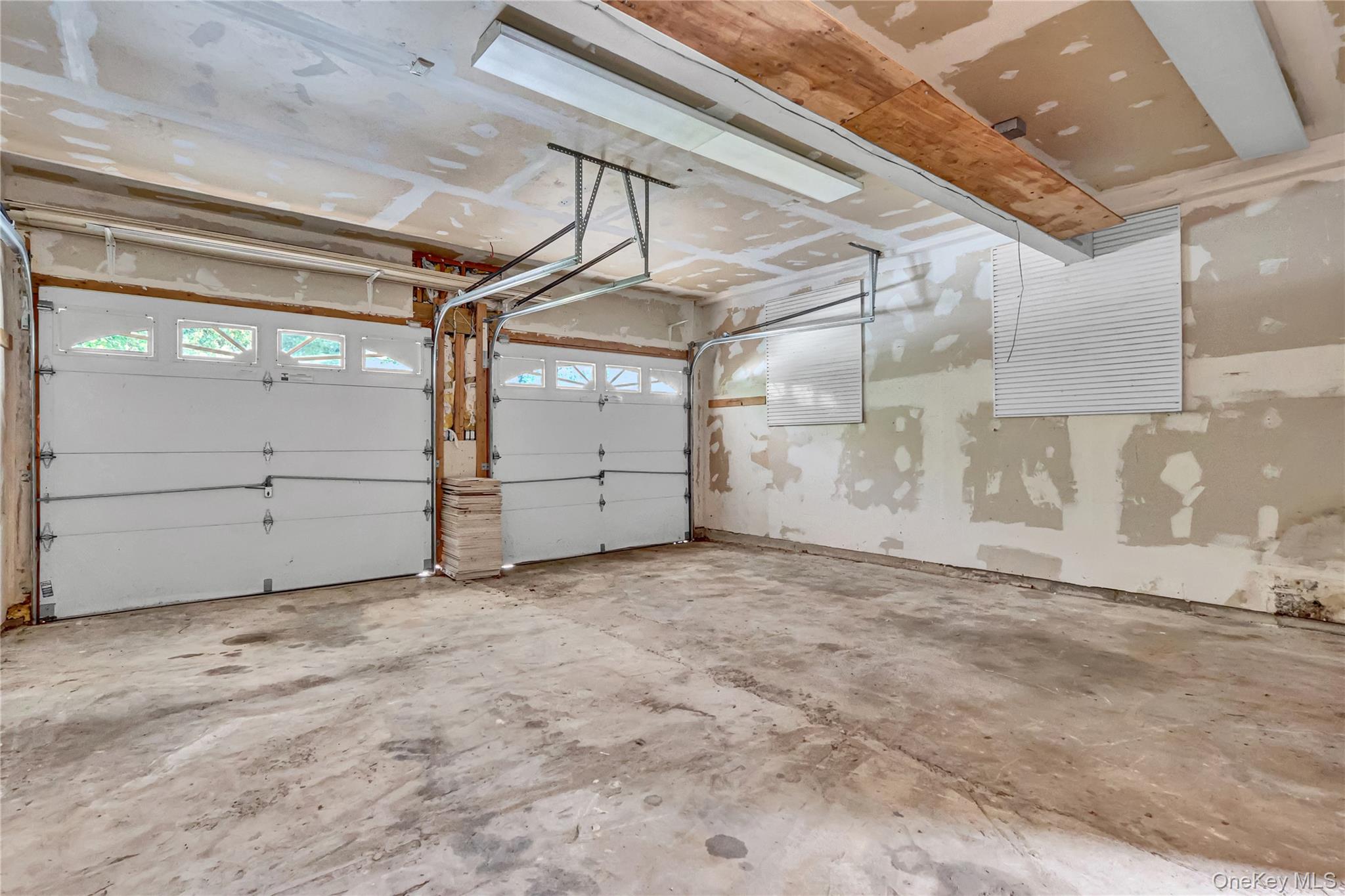 1 Oakleaf Court, Huntington, NY 11743