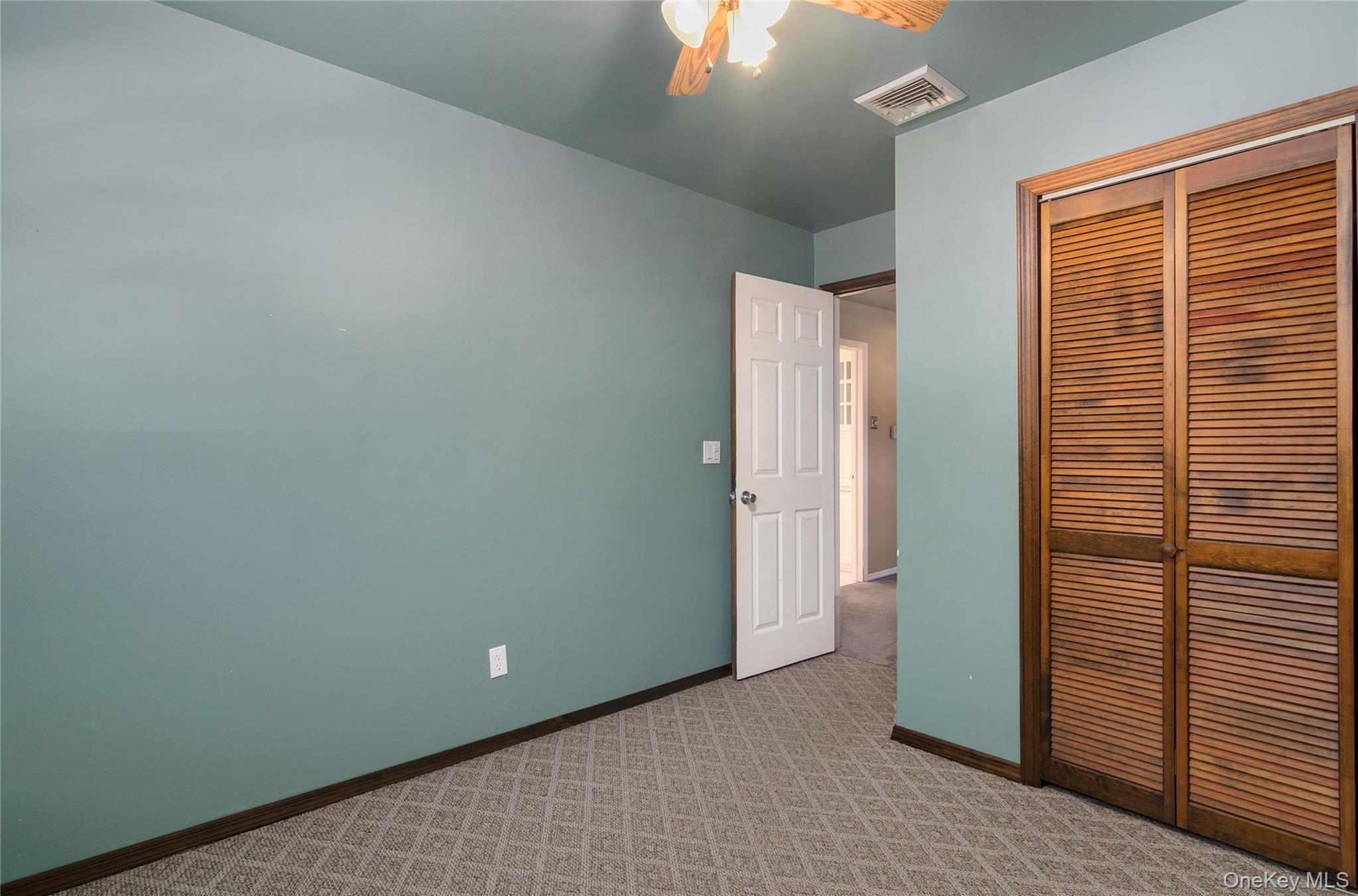 122 Dougherty Avenue, Holbrook, NY 11741