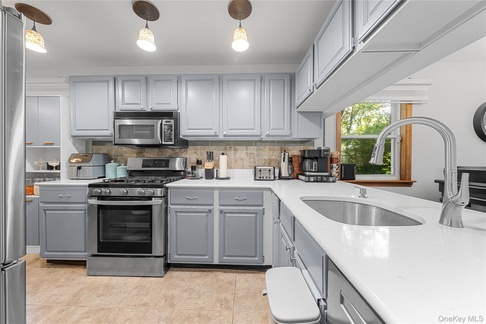 18 Lindsey Court, Holtsville, NY 11742