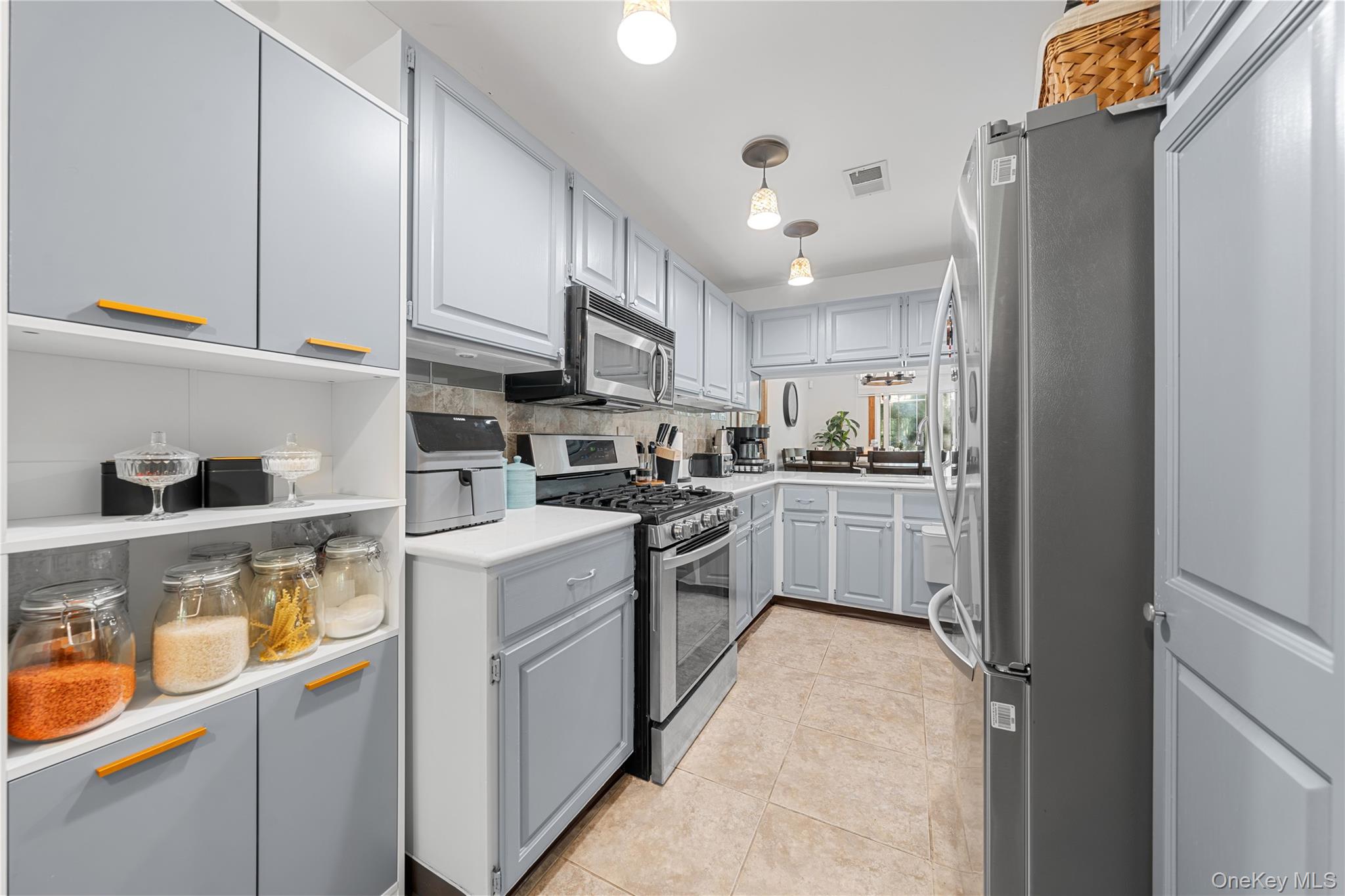 18 Lindsey Court, Holtsville, NY 11742