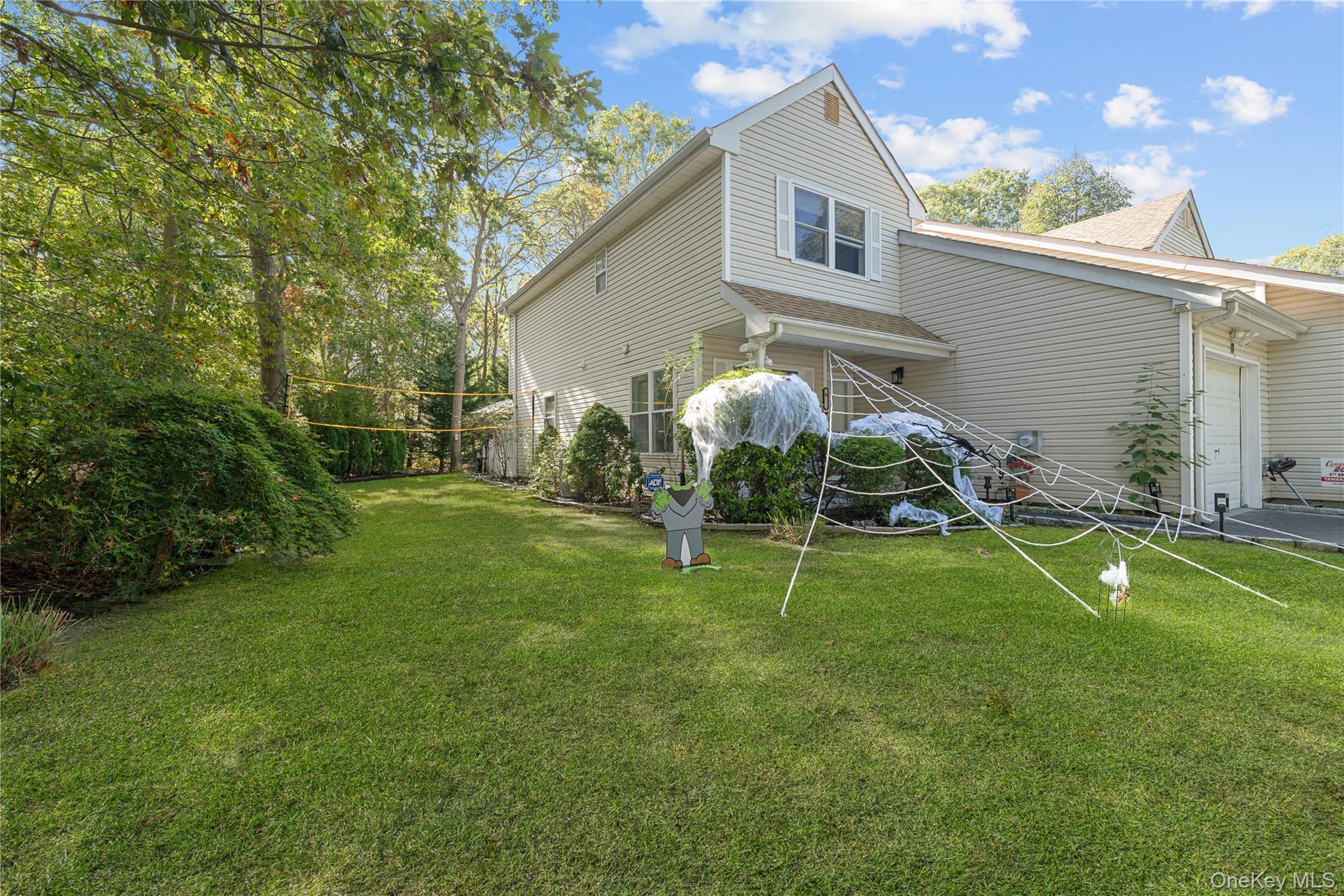 18 Lindsey Court, Holtsville, NY 11742