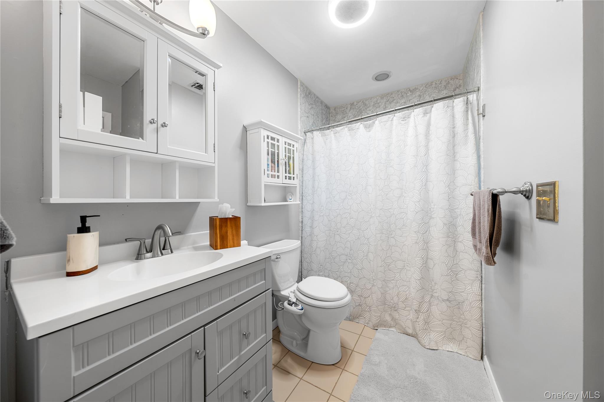 18 Lindsey Court, Holtsville, NY 11742