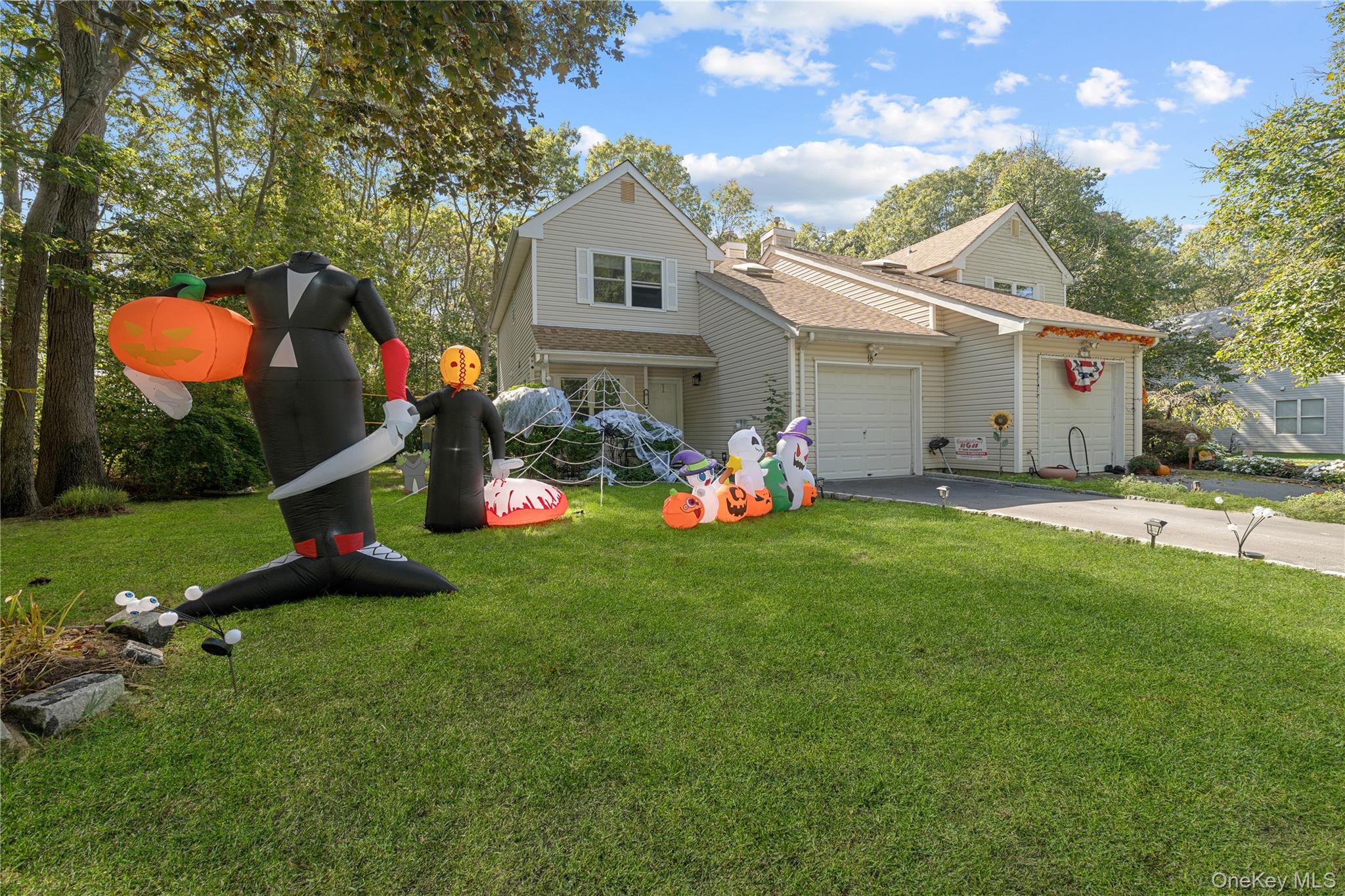 18 Lindsey Court, Holtsville, NY 11742