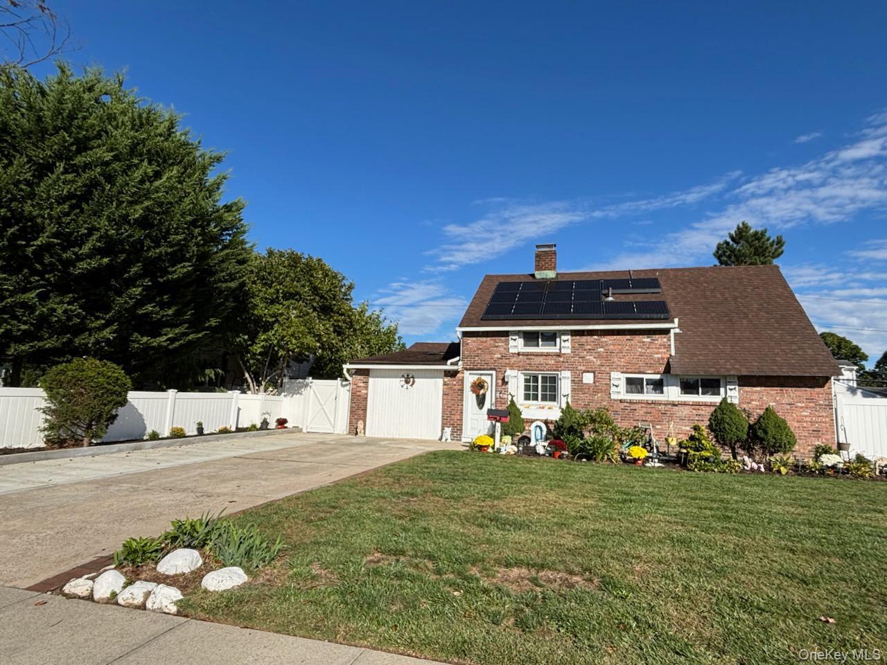 25 Arcadia Lane, Hicksville, NY 11801