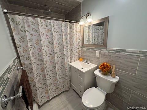 25 Arcadia Lane, Hicksville, NY 11801