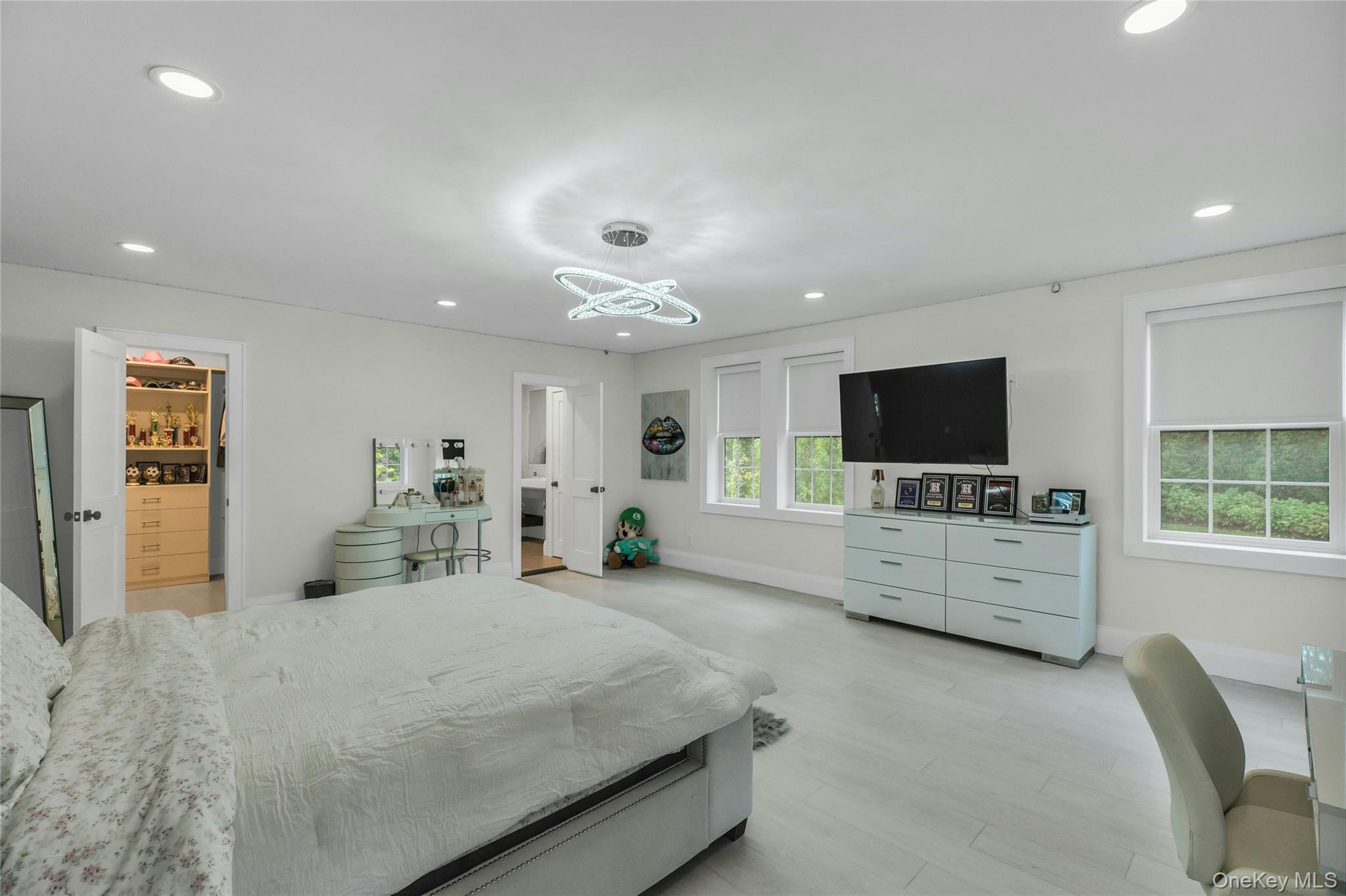 4 Treeview Drive, Melville, NY 11747