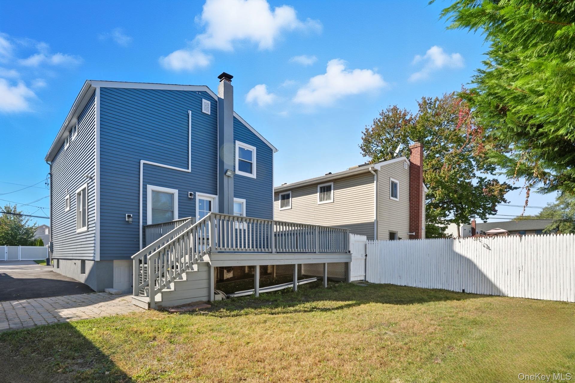 45 Venetian Prom, Lindenhurst, NY 11757