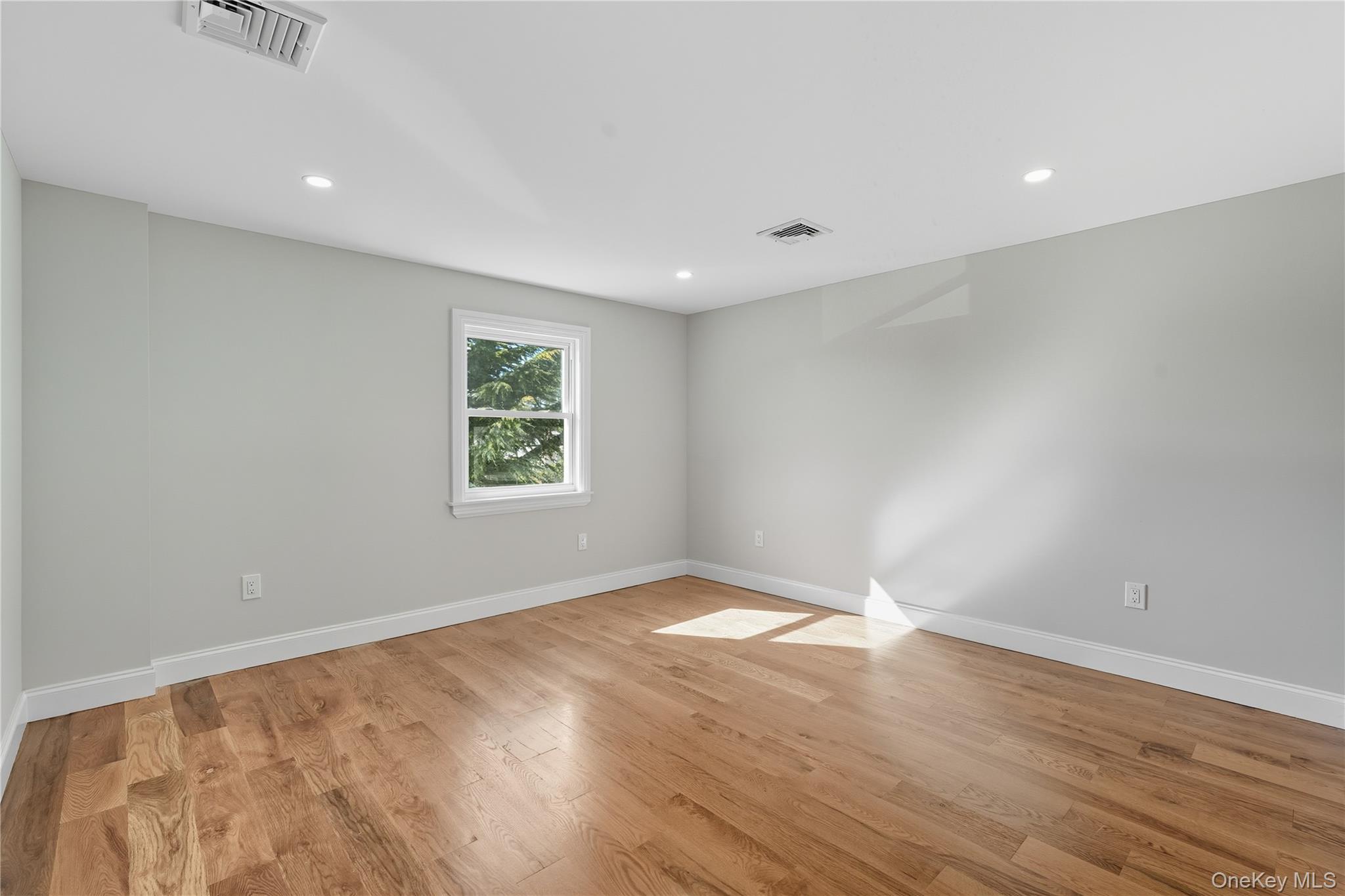 45 Venetian Prom, Lindenhurst, NY 11757