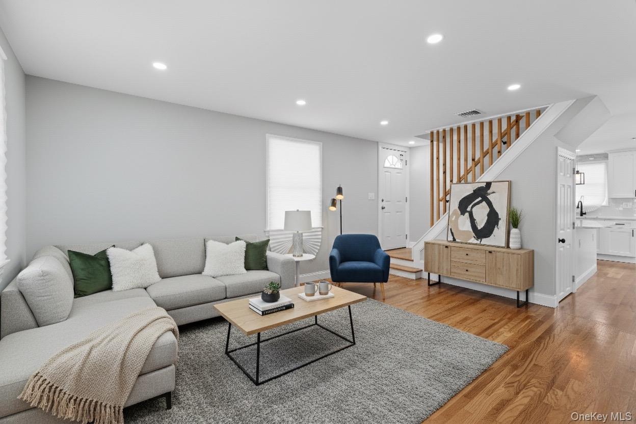 45 Venetian Prom, Lindenhurst, NY 11757