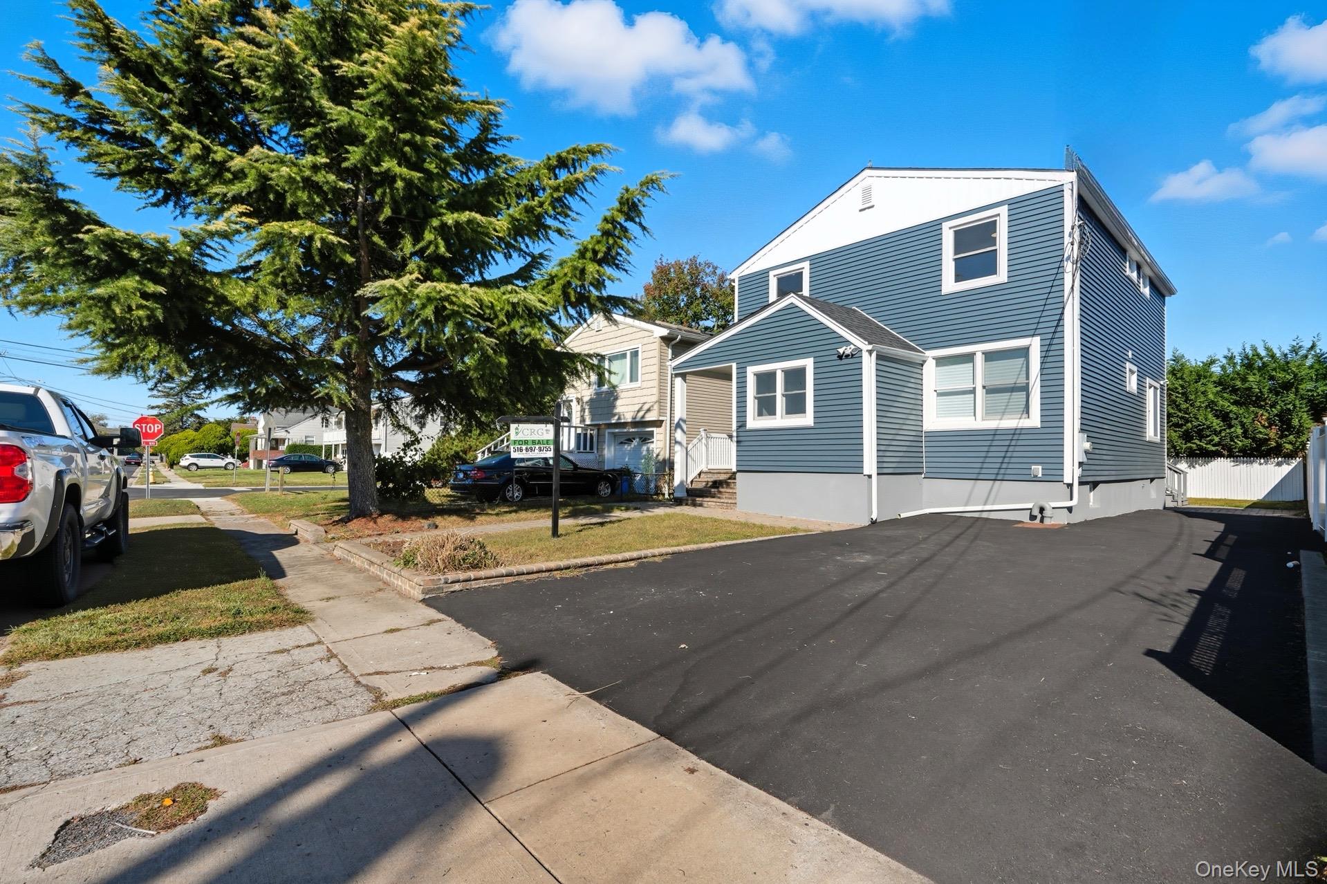 45 Venetian Prom, Lindenhurst, NY 11757