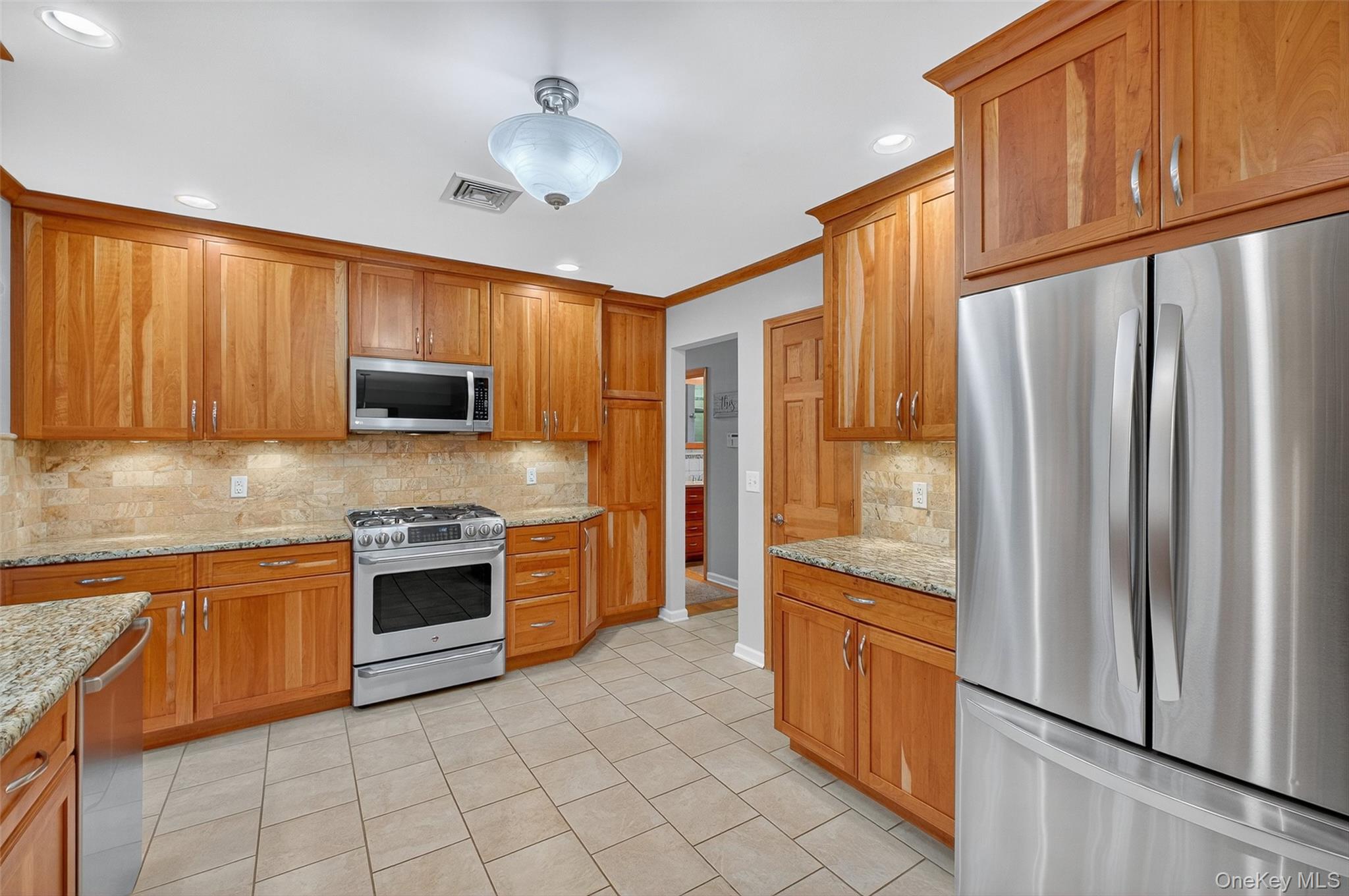 18 Birch Hill Drive, Poughkeepsie, NY 12603