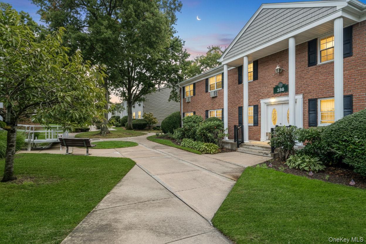 336 Lakeland Avenue # 5D, Sayville, NY 11782