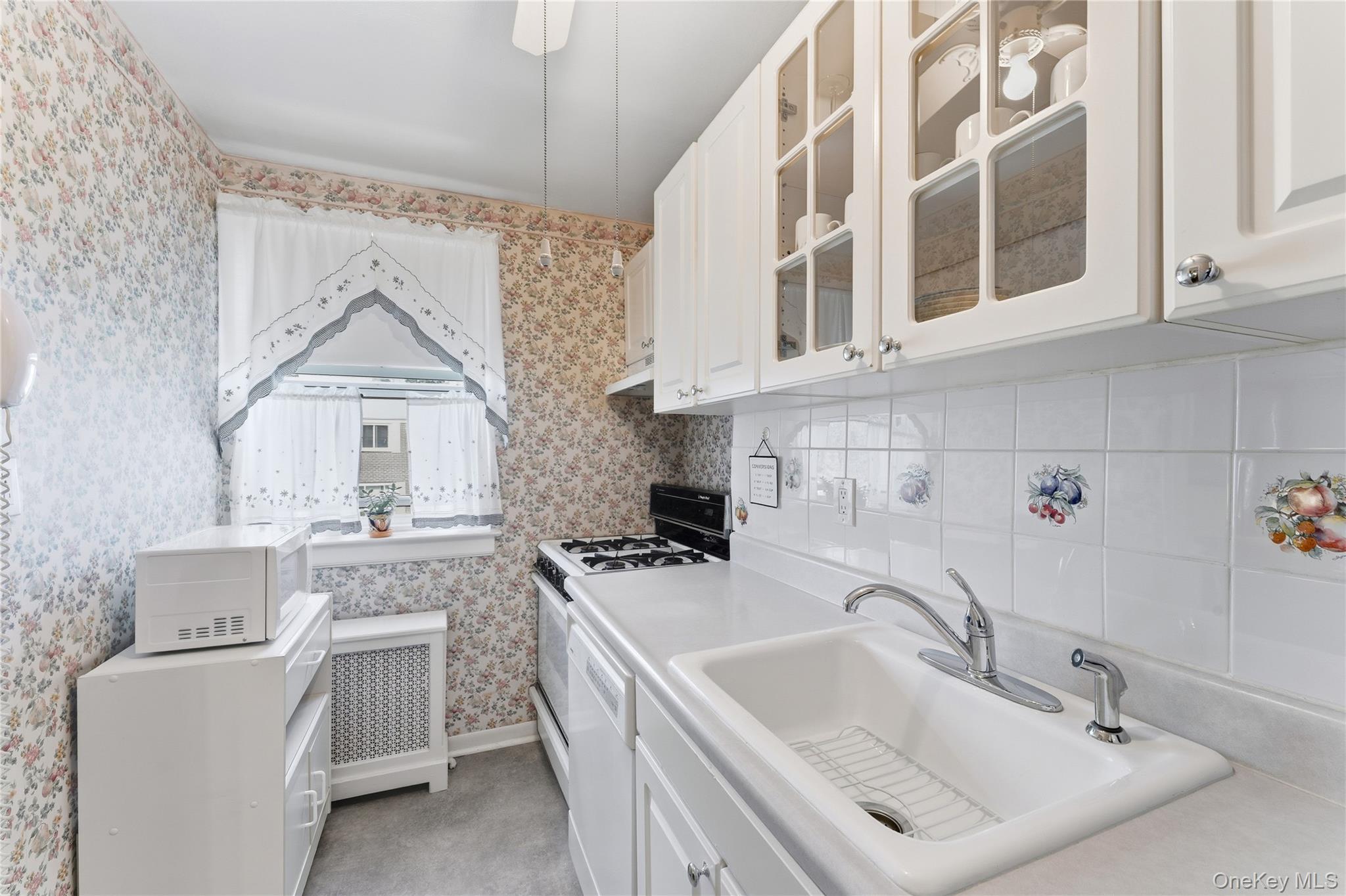 72-45 Little Neck Parkway # upper, Glen Oaks, NY 11004