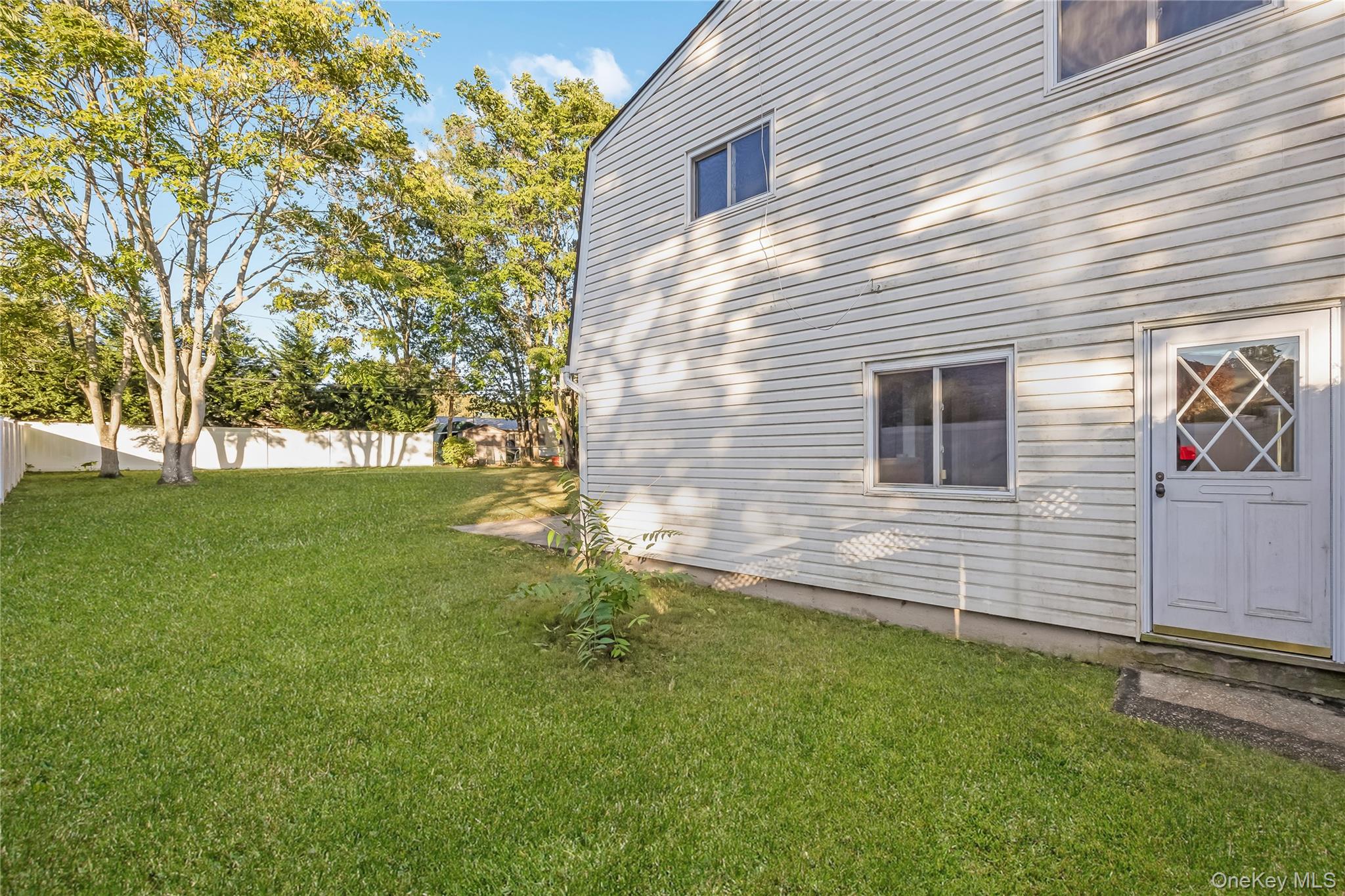 209 Cirrus Road, Holbrook, NY 11741