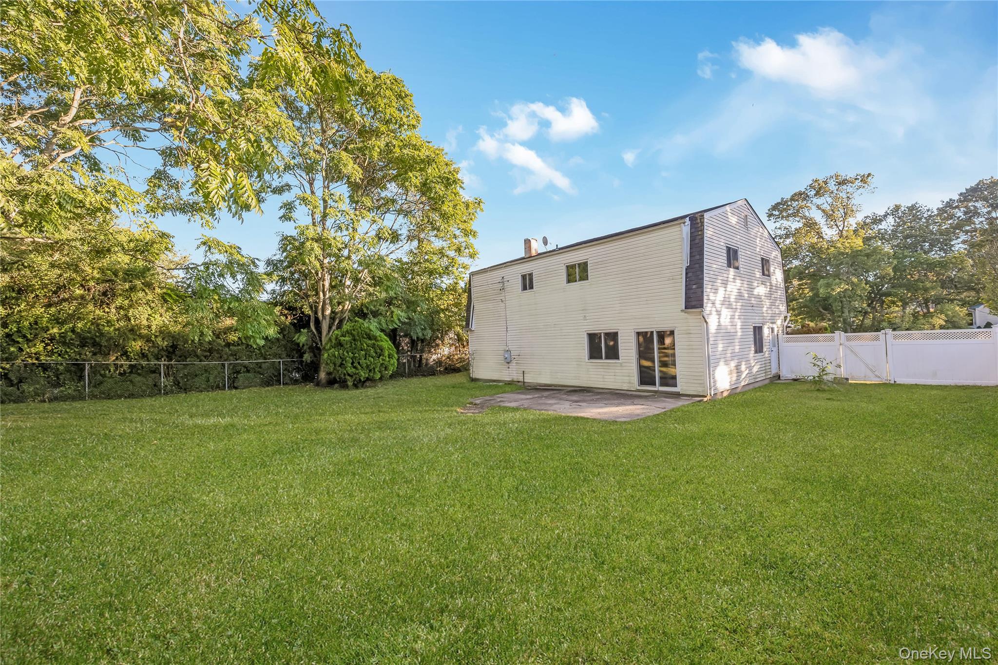 209 Cirrus Road, Holbrook, NY 11741