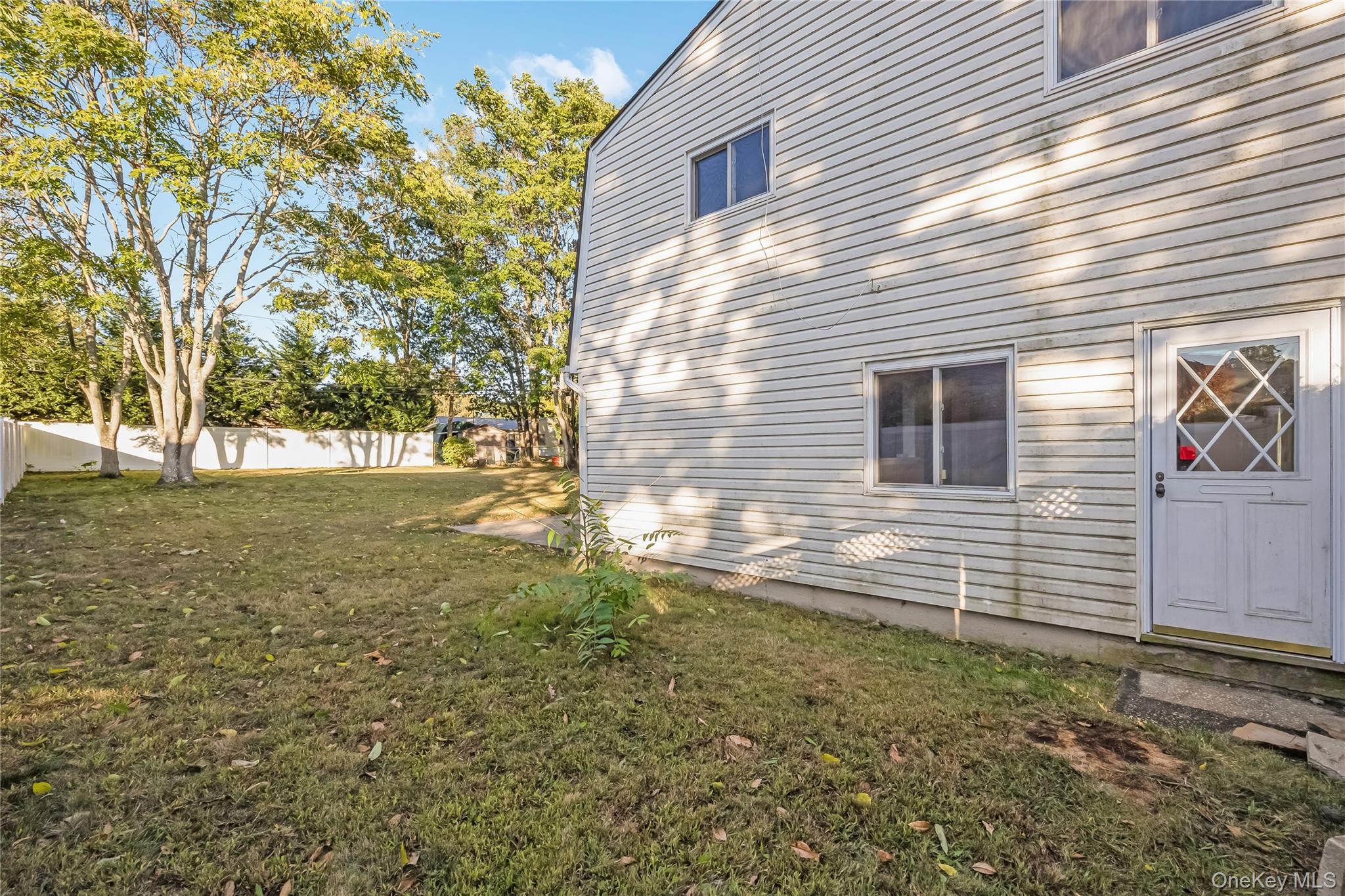 209 Cirrus Road, Holbrook, NY 11741