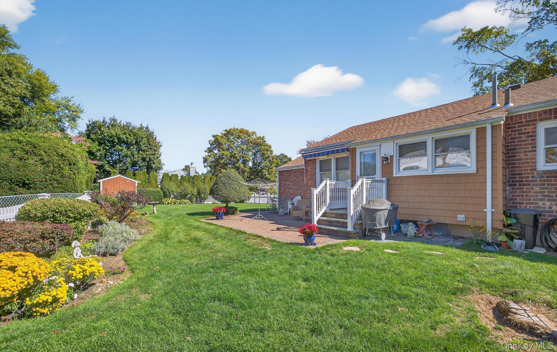 1 Marlowe Place, Greenlawn, NY 11740