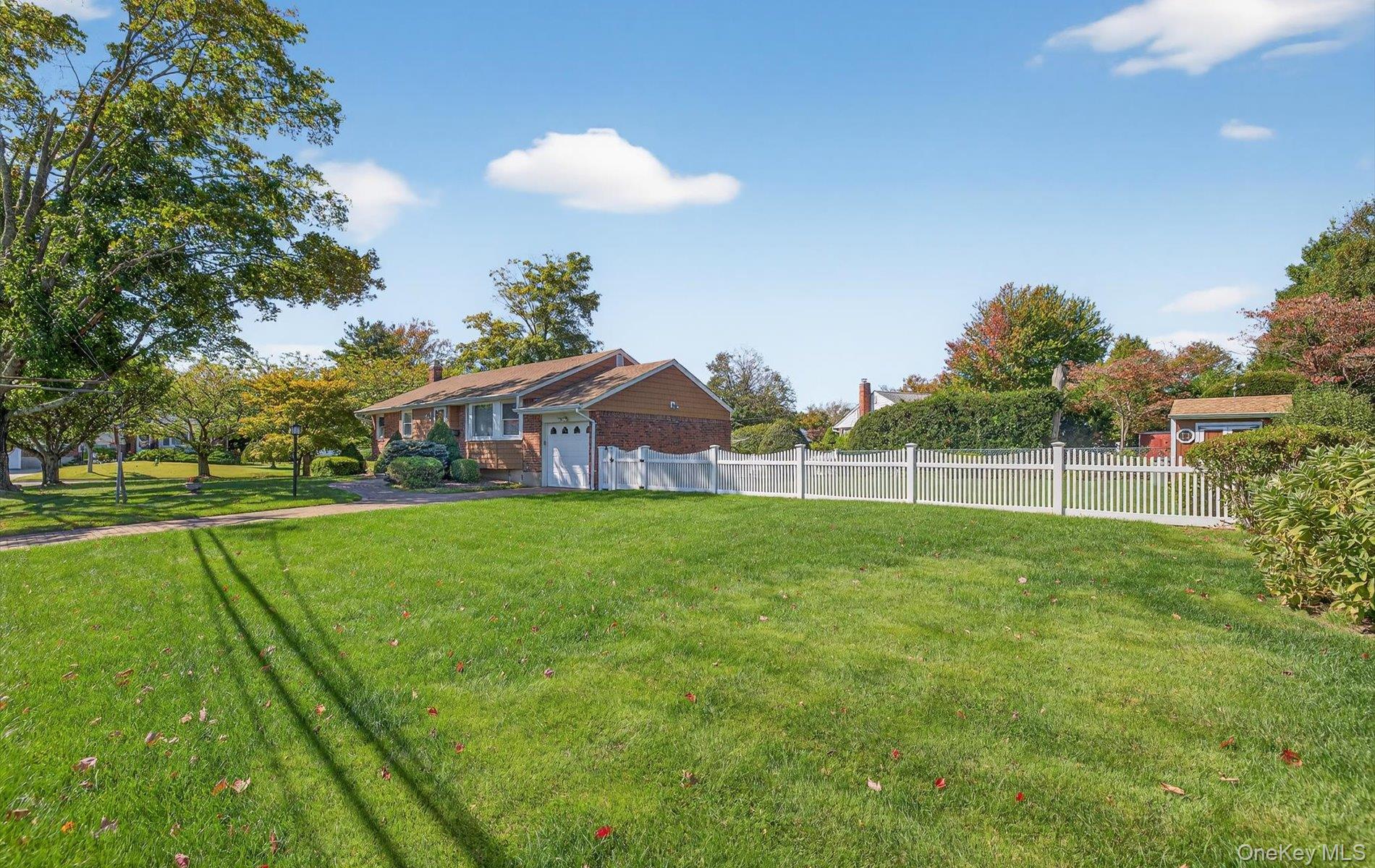 1 Marlowe Place, Greenlawn, NY 11740