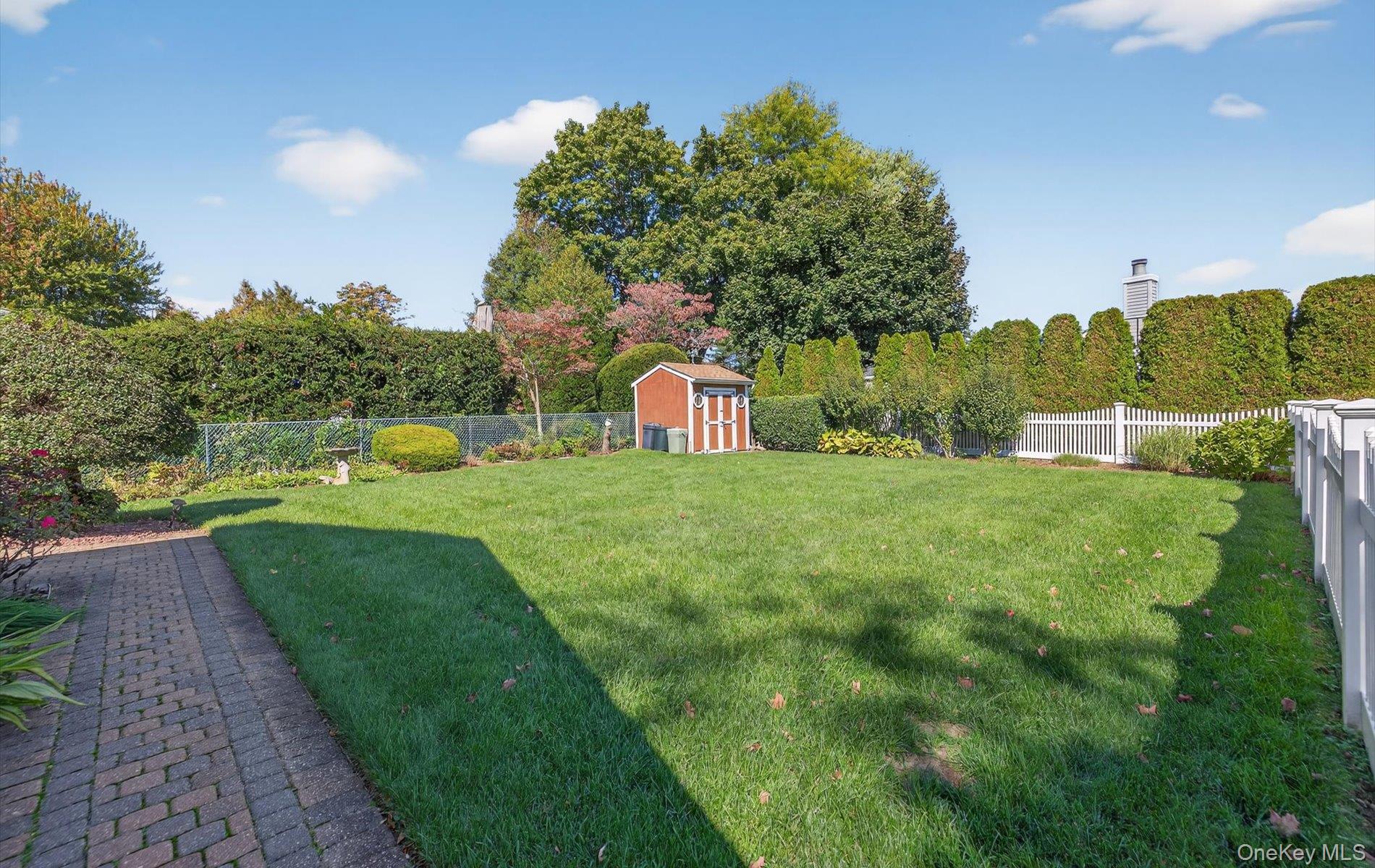 1 Marlowe Place, Greenlawn, NY 11740