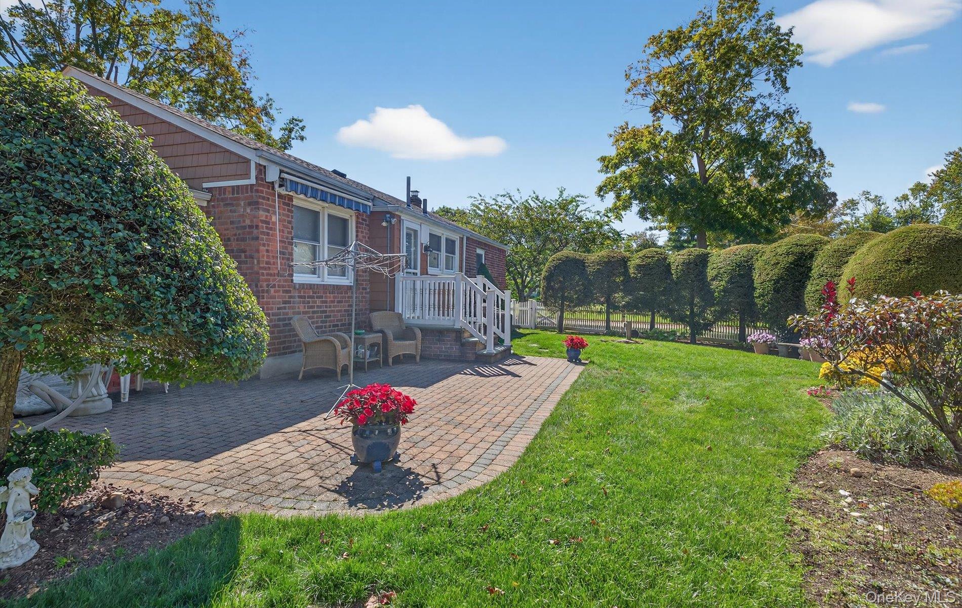 1 Marlowe Place, Greenlawn, NY 11740