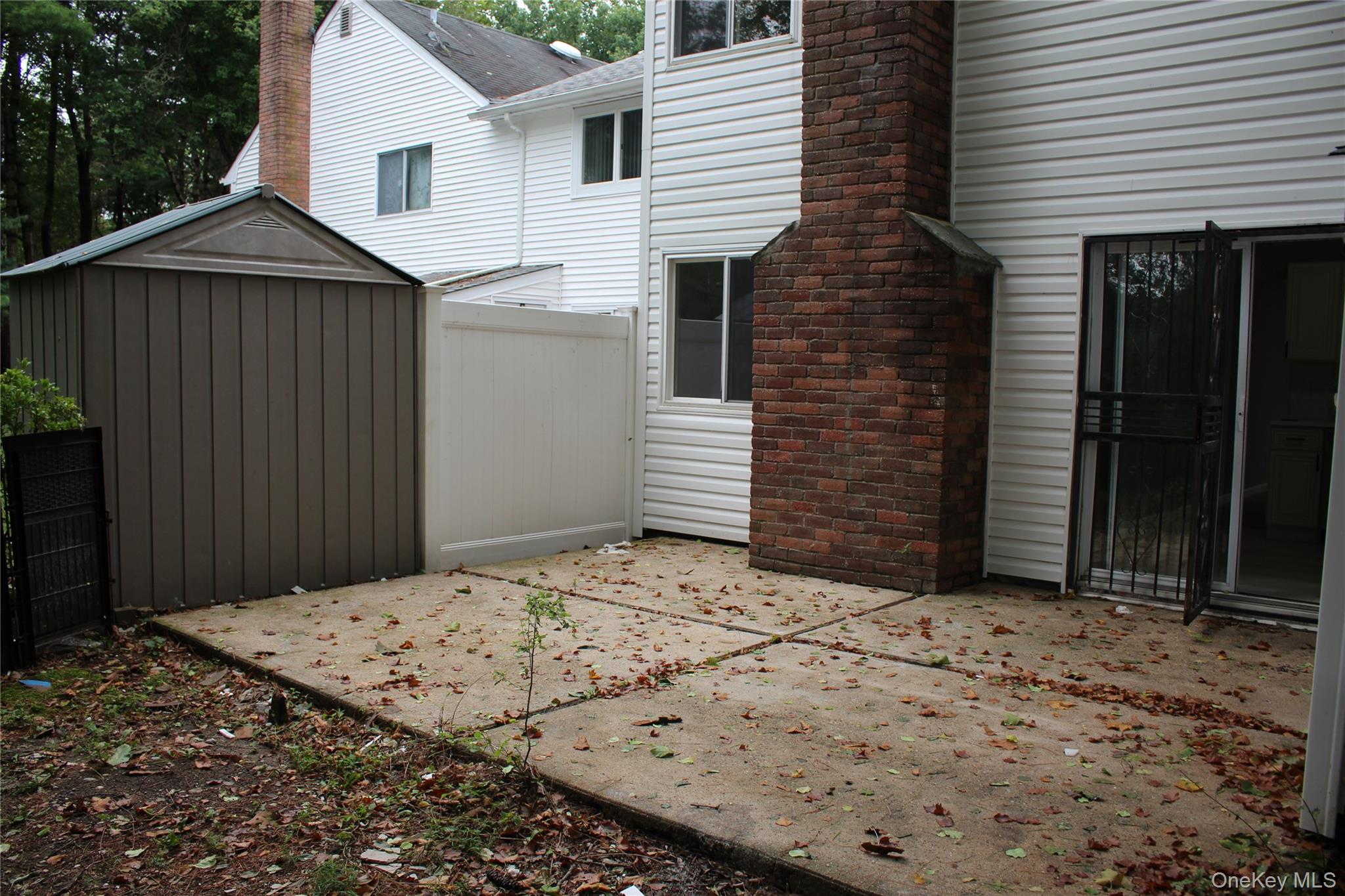 8 Lexington Court, Coram, NY 11727