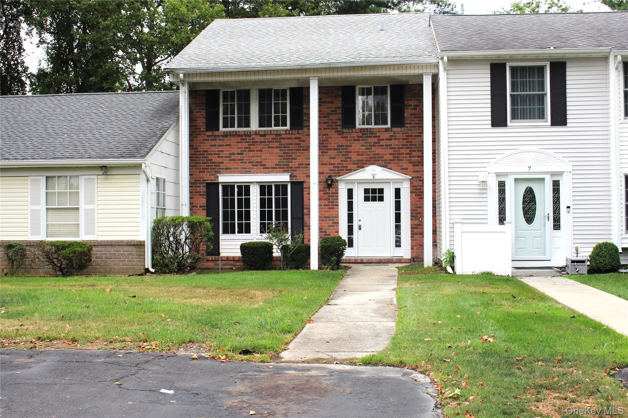 8 Lexington Court, Coram, NY 11727