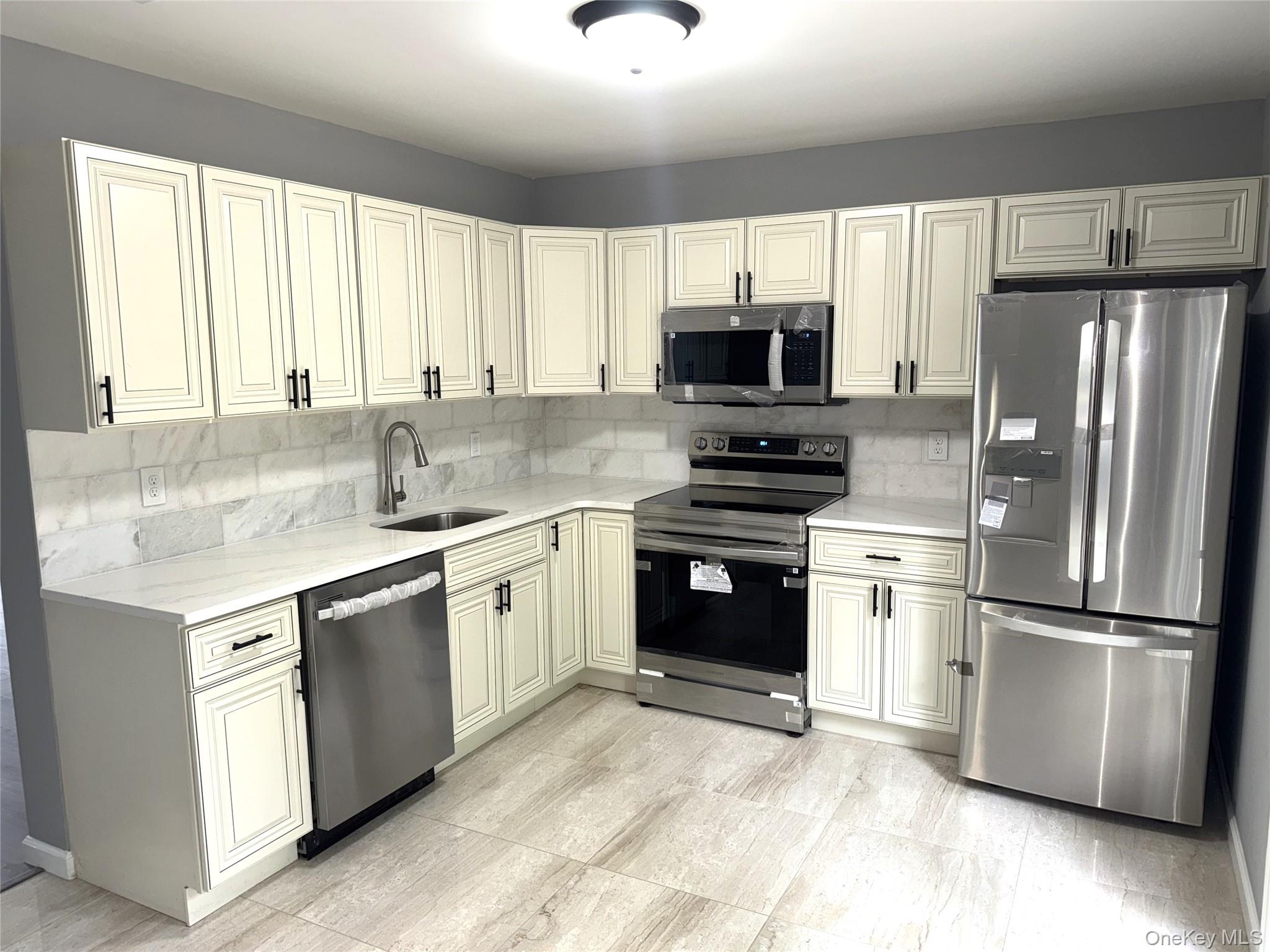 8 Lexington Court, Coram, NY 11727