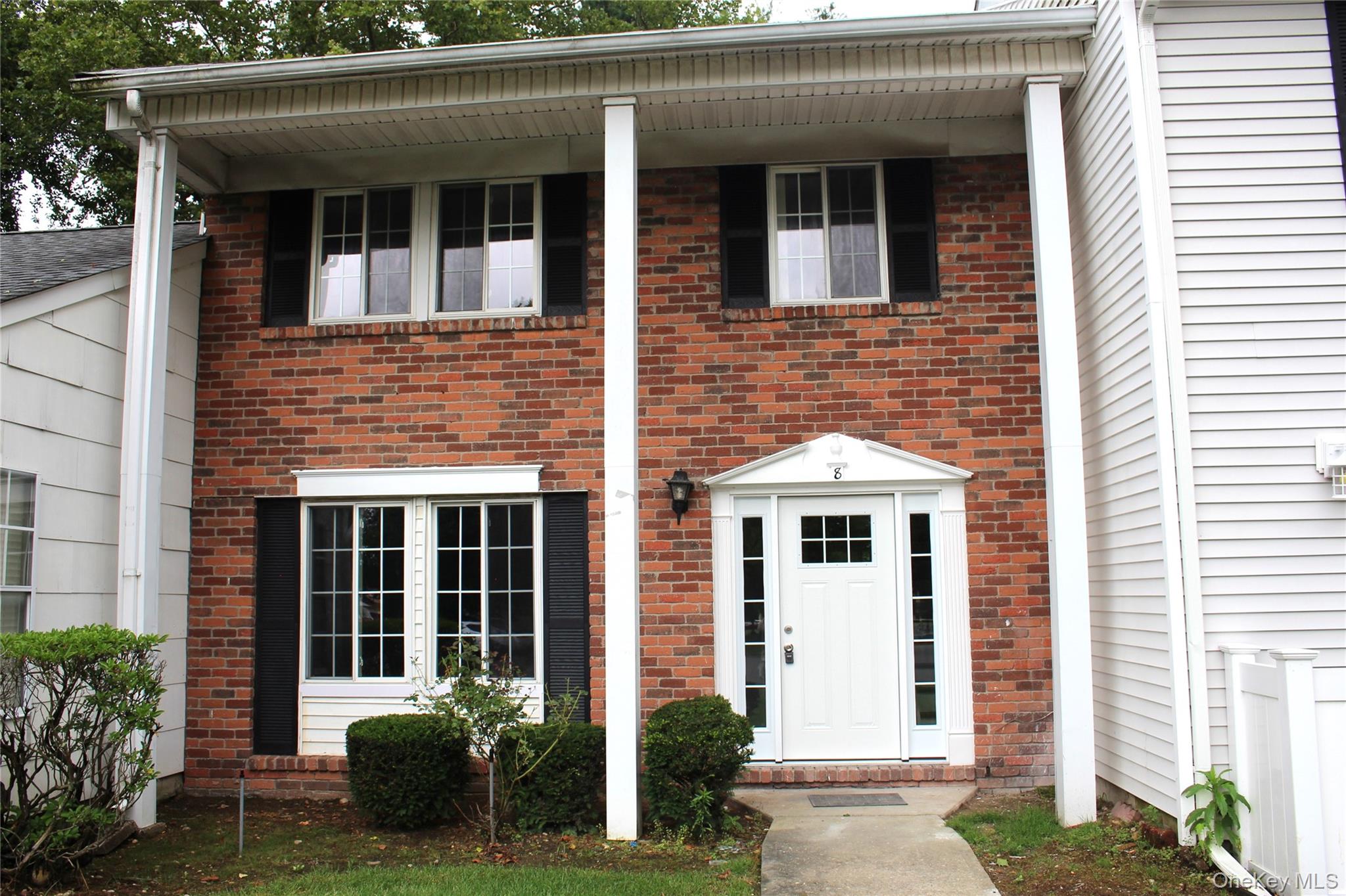 8 Lexington Court, Coram, NY 11727