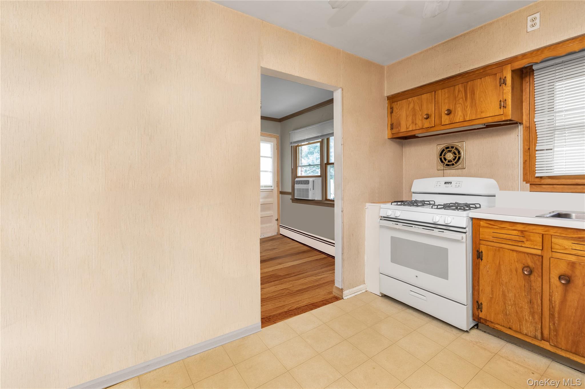 459 Albany Avenue, Lindenhurst, NY 11757